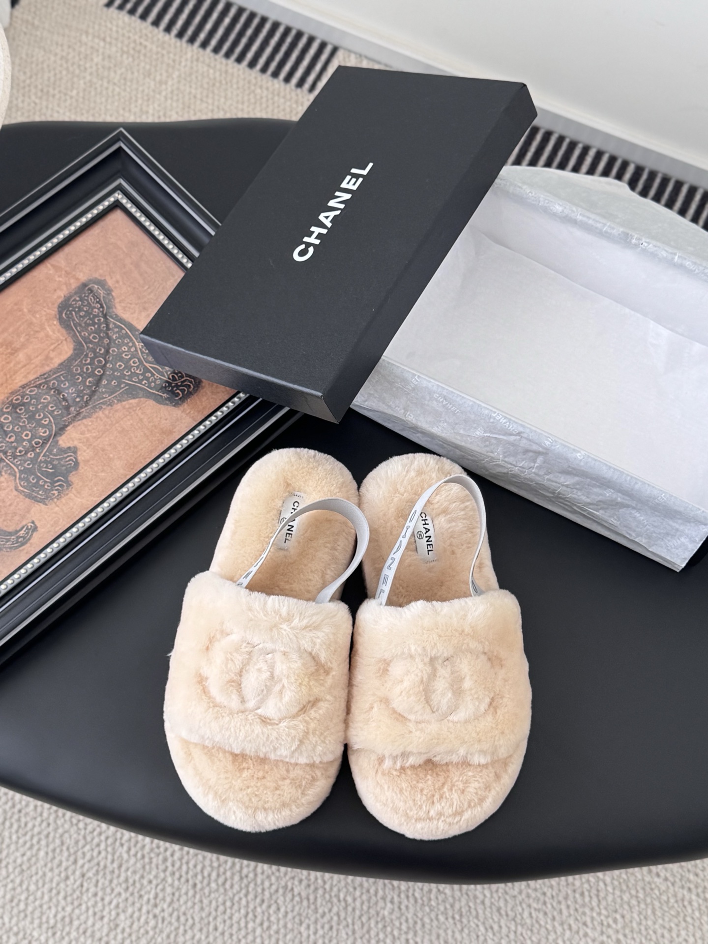 NO:443281,Chanel 25K new fur slippers!  This fleece is really cute~ Soft and fluffy fur, comfortable and warm feet! Increase height to make your legs look longer! It is casual and lazy with socks in autumn and winter. It looks beautiful and fashionable! It is so beautiful! Imported wool, delicate and soft and silky feel. Original open mold rubber sole Size35-39 (customized by 40/41), fur shoes, chanel, slippers, socks19860909Chanel 25K新款毛毛拖鞋！ 这款毛拖真的是真太可爱了～ 柔软蓬松的毛毛,舒服暖脚! 增高显腿长! 秋冬搭配袜子休闲又慵懒 上脚真的好看又时髦!美腻美爆了! 进口羊毛,手感细腻柔软丝滑 原版开模橡胶底 Size35-39（40/41定制）,毛毛鞋,chanel,slippers,socks,Women's Shoes