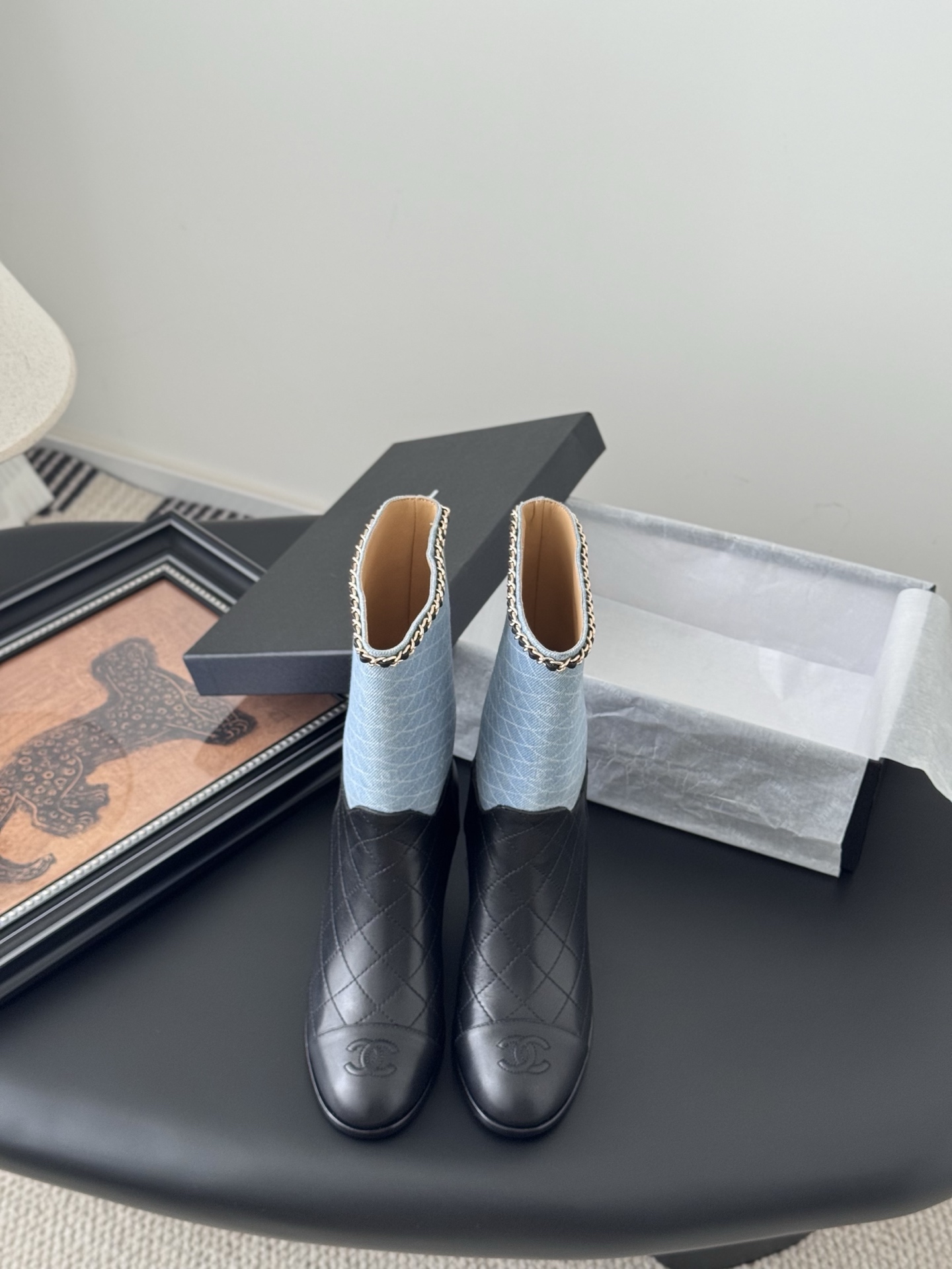 NO:443275,Chanel 25K new chain knight boots, eternal classic, evergreen series of items in the shoe cabinet. Generally, you can use more boots of this type~ It has a celebrity temperament and a little inadvertent retro, a small round toe splicing design, the curve is very well controlled, not a dull and sharp shoe shape, it must be soft and harmonious, durable and elegant, custom-made original lambskin on the upper, very soft and comfortable, not tight, imported lambskin inside, super delicate foot comfort 100% Italian leather sole, high safety performance, heel height 7cm thick heel design, visual elongation ratio~ Size35-39 (40/41 custom-made, no return or replacement), boots, chanel, boots, sheepskin, Leather soles19860909Chanel 25K新款链条骑士靴 永恒的经典 鞋柜里常青的系列单品 一般碰到这个类型的靴子可以多入哦～ 具有名媛气质 又带着一丝不经意的小复古 小小圆头拼接设计 弧度把控的非常到位 不是呆板尖锐的鞋型 它要柔和谐 耐看有品 鞋面定制原版小羊皮 非常柔软舒适不紧绷 内里进口羊皮 超细腻脚感舒适度百分百 意大利真皮大底 安全性能高 跟高7cm 粗跟设计 视觉拉长比例哦～ Size35-39（40/41定制不退不换）,靴子,chanel,boots,sheepskin,Leather soles,Women's Shoes