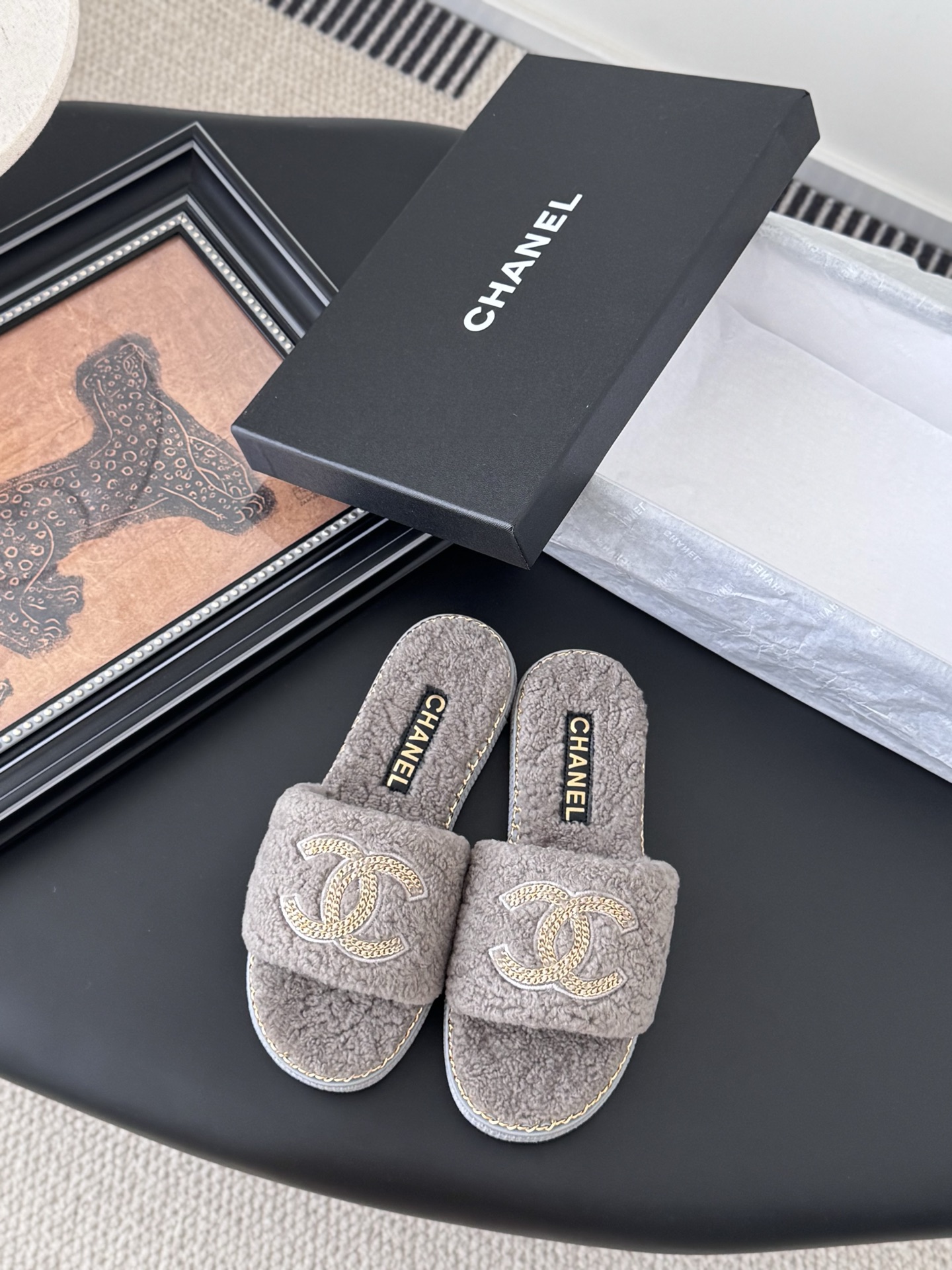 NO:443247,Chanel 25C spring and summer new full series chain slippers, full series first release, I have it in the counter!  High-quality upper original fabric inner sheepskin original outsole Size:35-39 Other sizes, slippers, chanel, slippers, sheepskin19860909Chanel 25C春夏新款全系列链条拖鞋 全系列首发 专柜有的我都有！ 高版本高品质 鞋面原版面料 内里羊皮 原版大底 Size:35-39 其他码数定,拖鞋,chanel,slippers,sheepskin,Women's Shoes
