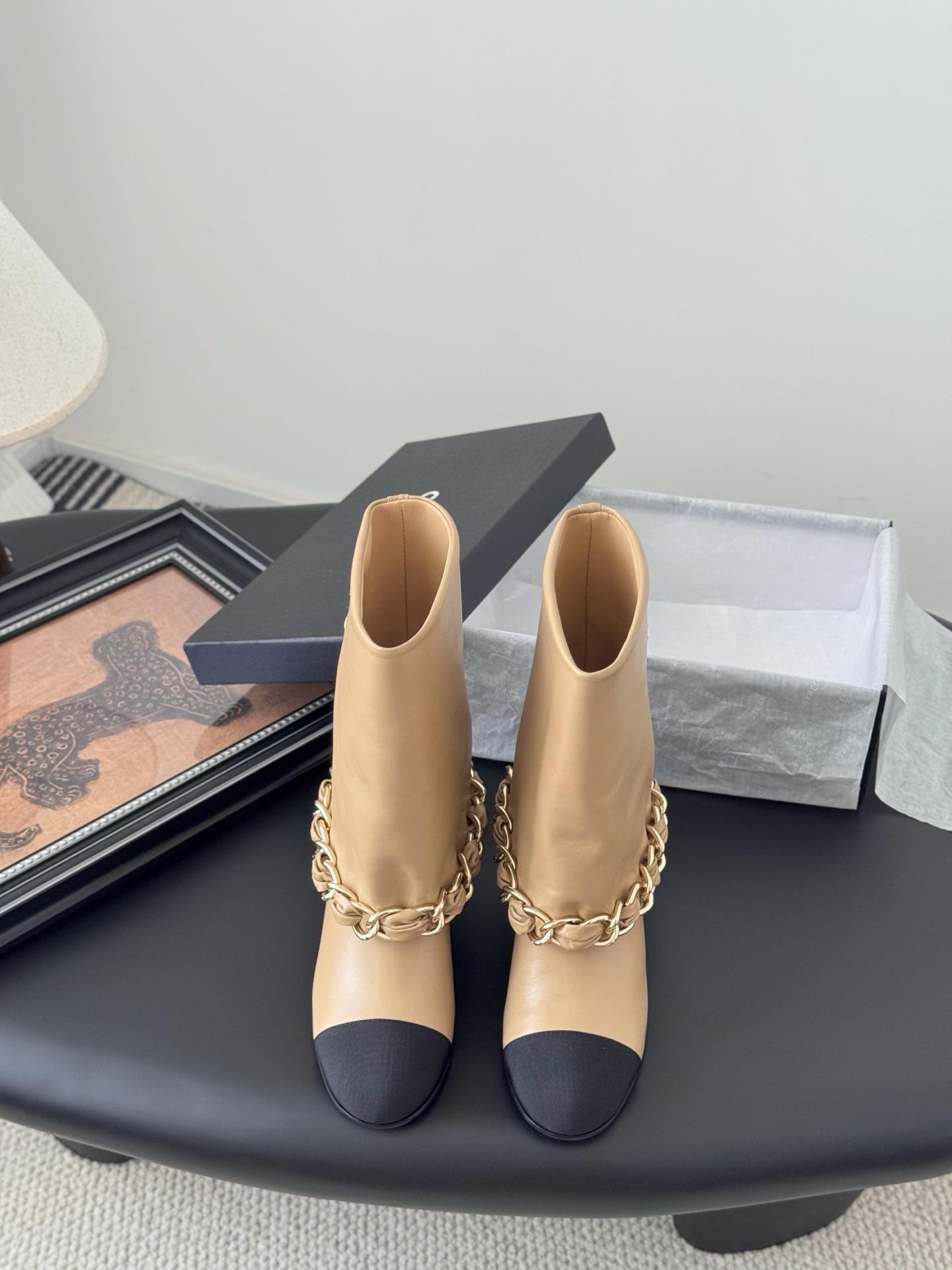 NO:443668,Chanel 25K new chain knight boots, eternal classic, evergreen series of items in the shoe cabinet. Generally, you can use more boots of this type~ It has a celebrity temperament and a little inadvertent retro, a small round toe splicing design, the curve is very well controlled, not a dull and sharp shoe shape, it must be soft and harmonious, durable and elegant, custom-made original lambskin on the upper, very soft and comfortable, not tight, imported lambskin inside, super delicate foot comfort 100% Italian leather sole, high safety performance, heel height 7cm thick heel design, visual elongation ratio~ Size35-39 (40/41 custom-made, no return or replacement), boots, chanel, boots, sheepskin, Leather soles19860909Chanel 25K新款链条骑士靴 永恒的经典 鞋柜里常青的系列单品 一般碰到这个类型的靴子可以多入哦～ 具有名媛气质 又带着一丝不经意的小复古 小小圆头拼接设计 弧度把控的非常到位 不是呆板尖锐的鞋型 它要柔和谐 耐看有品 鞋面定制原版小羊皮 非常柔软舒适不紧绷 内里进口羊皮 超细腻脚感舒适度百分百 意大利真皮大底 安全性能高 跟高7cm 粗跟设计 视觉拉长比例哦～ Size35-39（40/41定制不退不换）,靴子,chanel,boots,sheepskin,Leather soles,Women's Shoes