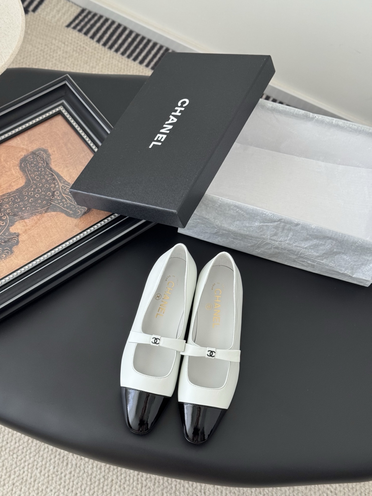 NO:443663,Chanel 25B Mary Jane single shoes are simple yet sweet and playful!  Three-dimensional electric embroidery logo, solid color fabric is refreshing and easy to match, and it is more hesitant with buttons. Inner sheepskin leather big soles Size: 35-40, Mary Jane, chanel, mary jane, sheepskin, Leather soles19860909Chanel 25B玛丽珍单鞋 简约又不失甜美俏皮！ 立体电绣logo,纯色面料清爽易搭,搭配扣子更加跟脚.内里羊皮 真皮大底 Size:35-40,玛丽珍,chanel,mary jane,sheepskin,Leather soles,Women's Shoes