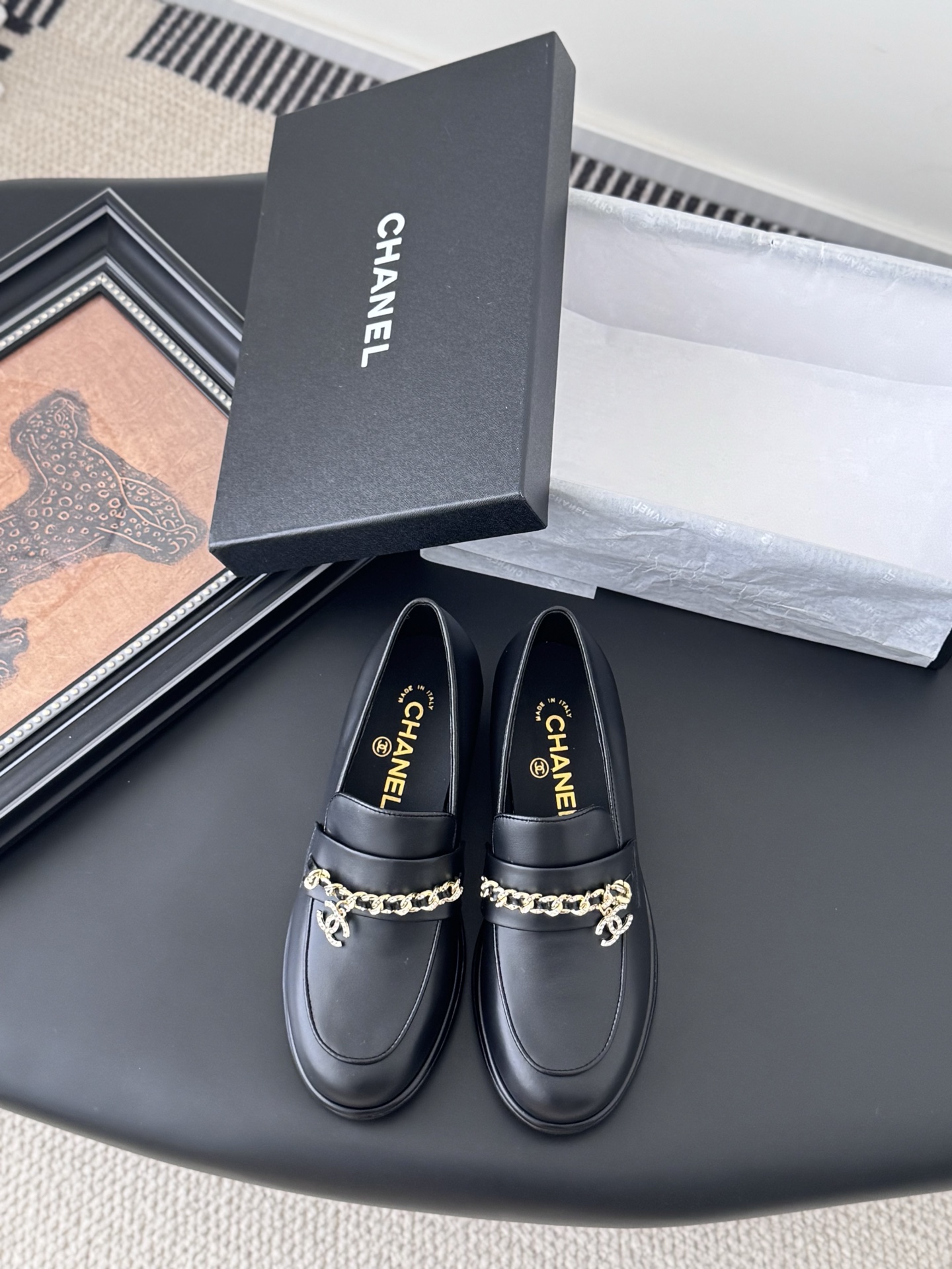 NO:448356,Chanel 25K new loafers This season's loafers are very average, retro, handsome and casual black and gold colors, both worth it. They are completely free of burdens. Upper cowhide, inner sheepskin, genuine leather soles. Size: 35-39. Other sizes are customized, loafers, chanel, loafers, cowhide, sheepskin, Leather soles19860909Chanel 25K新款乐福鞋 这一季的乐福鞋很中规中矩 复古帅气还随性黑金两个颜色 都值得入 搭配完全无负担 鞋面牛皮 内里羊皮 真皮大底 Size:35-39 其它码数定做,乐福鞋,chanel,loafers,cowhide,sheepskin,Leather soles,Women's Shoes