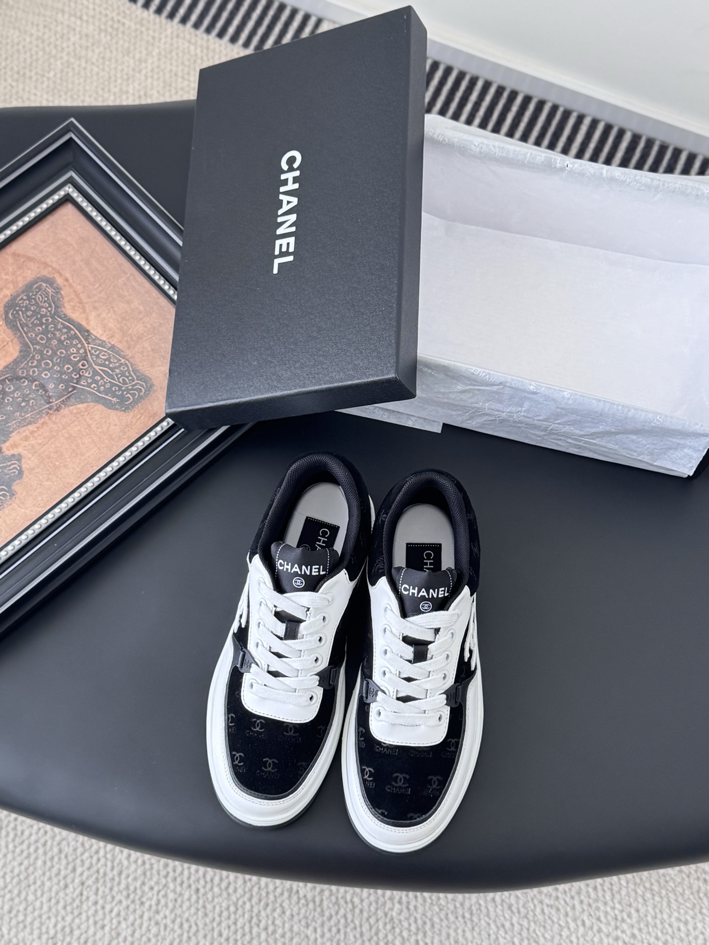 NO:448348,Chanel 25C new silver horn king sports and casual shoes, versatile white shoes, style matching will not go wrong, contrasting color matching is full of vitality, side imprint logo, foot very delicate, original custom upper material, original outsole Size: 35-40, casual shoes/sports shoes, chanel, alexander wang, sneakers19860909Chanel 25C新款银角大王运动休闲鞋 百搭小白鞋 款式搭配不会出错 撞色搭配活力满满啊 侧面压印logo 上脚很秀气 鞋面原版定制材料 原版大底 Size:35-40,休闲鞋/运动鞋,chanel,alexander wang,sneakers,Women's Shoes