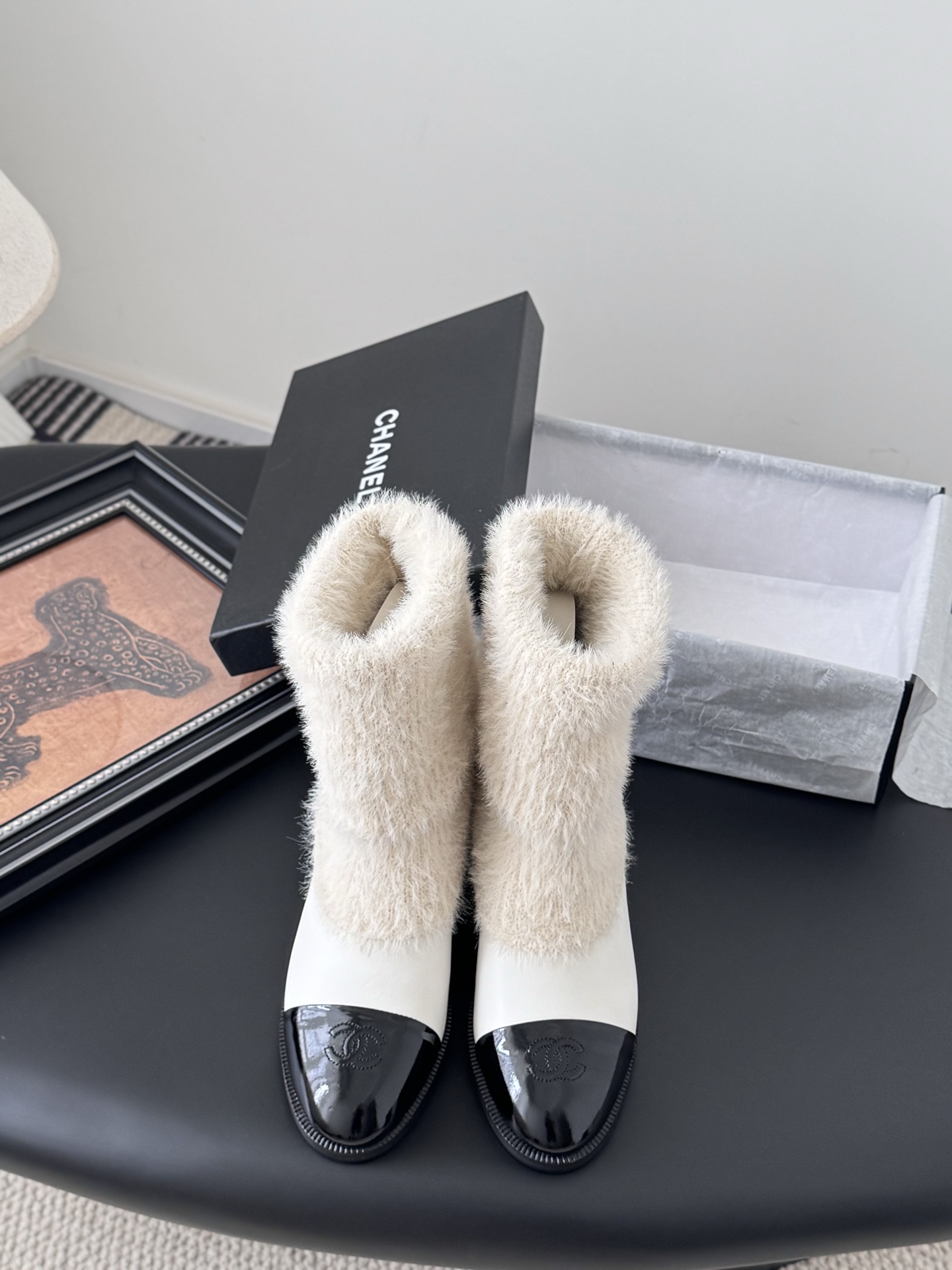 NO:448340,Carved Chanel 25K autumn and winter new boots!  This latest pair of boots looks so good. The small logo next to the top boots adds small details to the overall situation~ It has not been launched in China yet. Buy first and wear it first. The upper is full cowhide and the inner sheepskin original sole. Size: 35-39. Other sizes are fixed, boots, chanel, boots, cowhide, sheepskin.19860909雕毛 Chanel 25K秋冬新款靴！ 这双最新款的靴子太好看啦 最上面筒靴旁边的小logo给整体增加了小细节～ 国内还没上新 先买先穿啦 鞋面全牛皮 内里羊皮 原版大底 Size:35-39 其他码数定,靴子,chanel,boots,cowhide,sheepskin,Women's Shoes