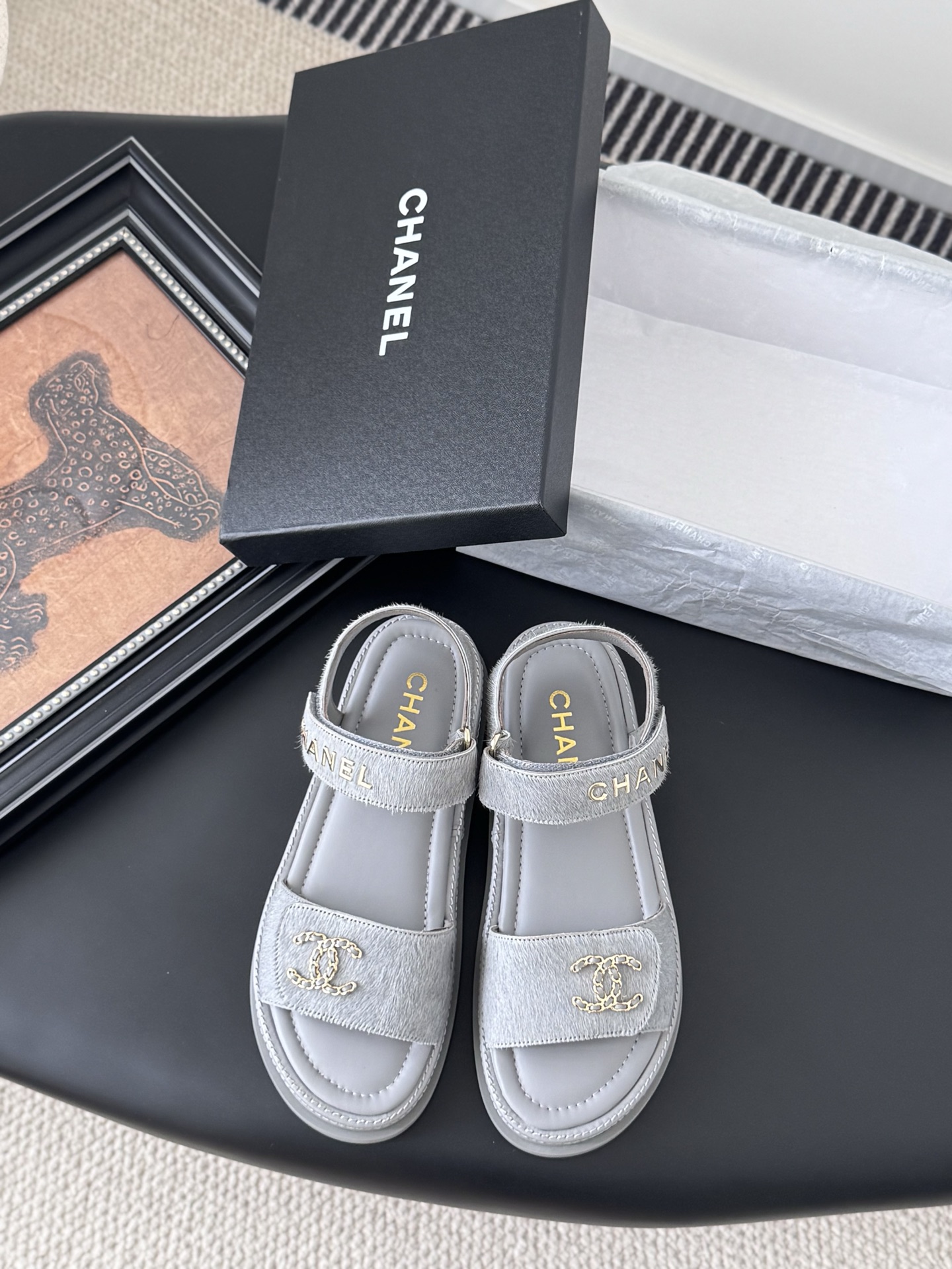 NO:448379,Chanel new Velcro sandals imported calfskin color blocking highlights Xiangjia's unique midsummer retro style, exclusive original cover, heel with buckle and other small details, all of which are very distinctive. Upper horsehair, inner sheepskin, original rubber outsole. Size: 35-39 Other sizes customized, sandals, chanel, chanel, sandals, cowhide, sheepskin19860909Chanel 新款魔术贴凉鞋 进口小牛皮拼色彰显香家独特的盛夏复古风,独家原版套,后跟带Logo的搭扣等小细节,都非常有特色. 鞋面马毛,内里羊皮,原版橡胶大底. Size:35-39 其它码数定做,凉鞋,chanel,chanel,sandals,cowhide,sheepskin,Women's Shoes