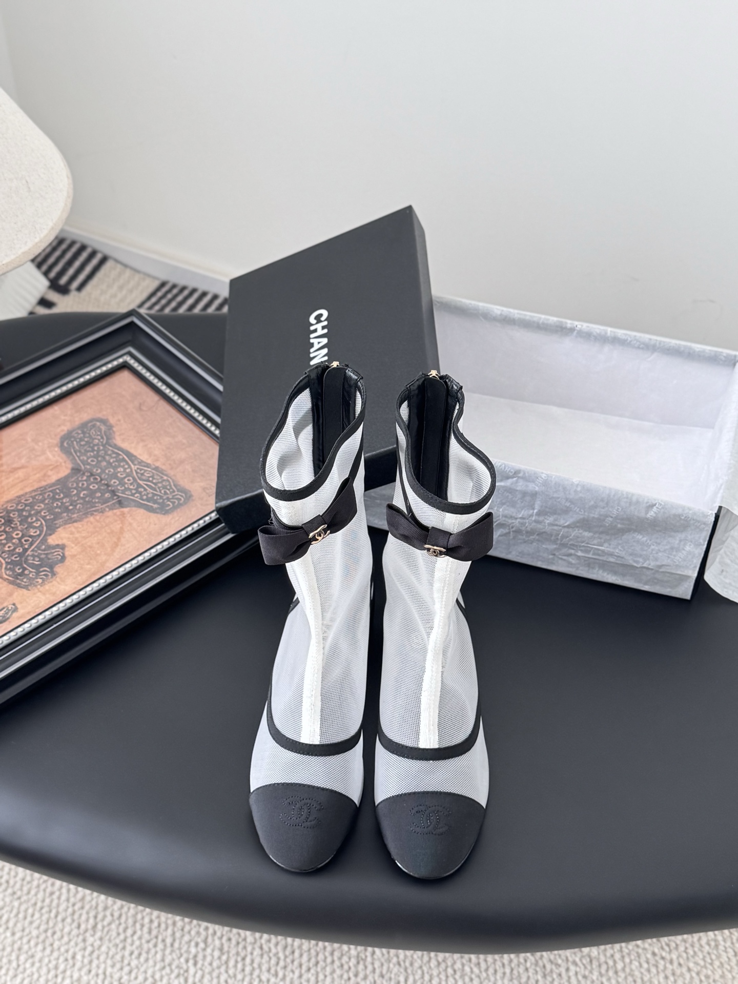 NO:448371,Chanel 25K new mesh boots, retro lines + breathable mesh, color matching design is all online!  The foot feels very comfortable when you walk around for a day, and you can play with sports style/mixture style. After buying, you want to wear it every day and go out for a walk. Upper mesh, inner sheepskin, genuine leather soles. Size: 35-39. Other sizes are customized, boots, chanel, boots, sheepskin, Leather soles19860909Chanel 25K新款网纱短靴 复古线条+透气网面,配色设计全在线！暴走一天脚感超舒适,运动风/混搭风随便玩,买完想天天穿它出门溜达烫. 鞋面网纱 内里羊皮 真皮大底 Size:35-39 其他码数定做,靴子,chanel,boots,sheepskin,Leather soles,Women's Shoes