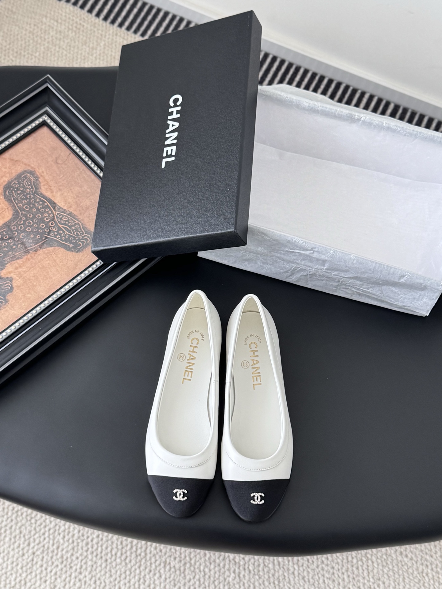 NO:448363,Chanel Vintage mid-range single shoes, simple but not simple style, the foot is particularly thin. Customized upper surface, inner foot pad sheepskin, thickened leather soles. Size: 35-39 Other sizes customized, ballet shoes, chanel, sheepskin, Leather soles19860909Chanel Vintage中古系列单鞋 简约而不简单的款,上脚特别显脚细. 鞋面定制面,内里垫脚羊皮,加厚真皮大底. Size:35-39 其它码数定做,芭蕾舞鞋,chanel,sheepskin,Leather soles,Women's Shoes