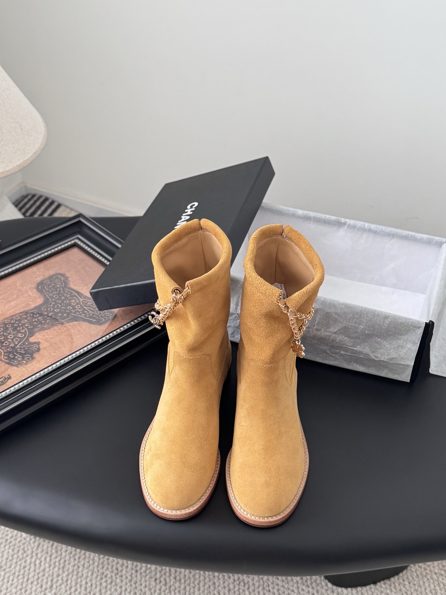 NO:594403,Chanel 25K new chain knight boots are timeless classics, an evergreen series item in the shoe cabinet. Generally, you can buy more boots of this type~ It has the temperament of a lady and has a casual retro style. The small round toe splicing design has a very well controlled arc. It is not a rigid and sharp shoe shape. It should be soft, harmonious, durable and high-quality. The upper is customized with original lambskin, which is very soft, comfortable and not tight. The lining is imported sheepskin.  Ultra-fine foot feel and 100% comfort. Italian genuine leather outsole. High safety performance. Heel height 4cm. Thick heel design. Visual elongation ratio~ Size35-39 (40/41 customization is non-returnable and non-exchangeable), boots, chanel, boots, sheepskin, Leather soles19860909Chanel 25K新款链条骑士靴 永恒的经典 鞋柜里常青的系列单品 一般碰到这个类型的靴子可以多入哦～ 具有名媛气质 又带着一丝不经意的小复古 小小圆头拼接设计 弧度把控的非常到位 不是呆板尖锐的鞋型 它要柔和谐 耐看有品 鞋面定制原版小羊皮 非常柔软舒适不紧绷 内里进口羊皮 超细腻脚感舒适度百分百 意大利真皮大底 安全性能高 跟高4cm 粗跟设计 视觉拉长比例哦～ Size35-39（40/41定制不退不换）,靴子,chanel,boots,sheepskin,Leather soles,Women's Shoes