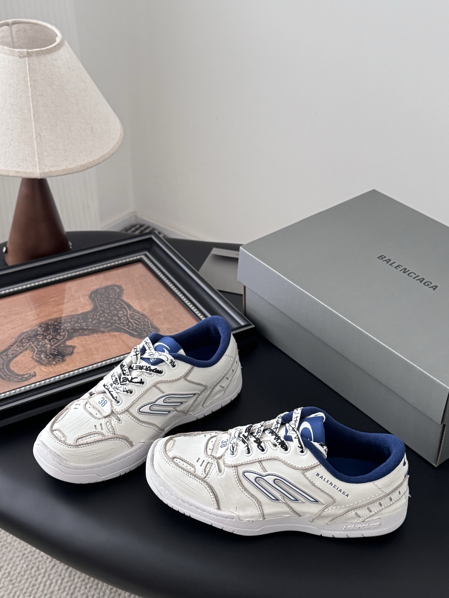 “Review: P888 Balenciaga Hamptons Leisure Shoes – Design, Size, Soles, Strips, Graffiti” - 图片 1