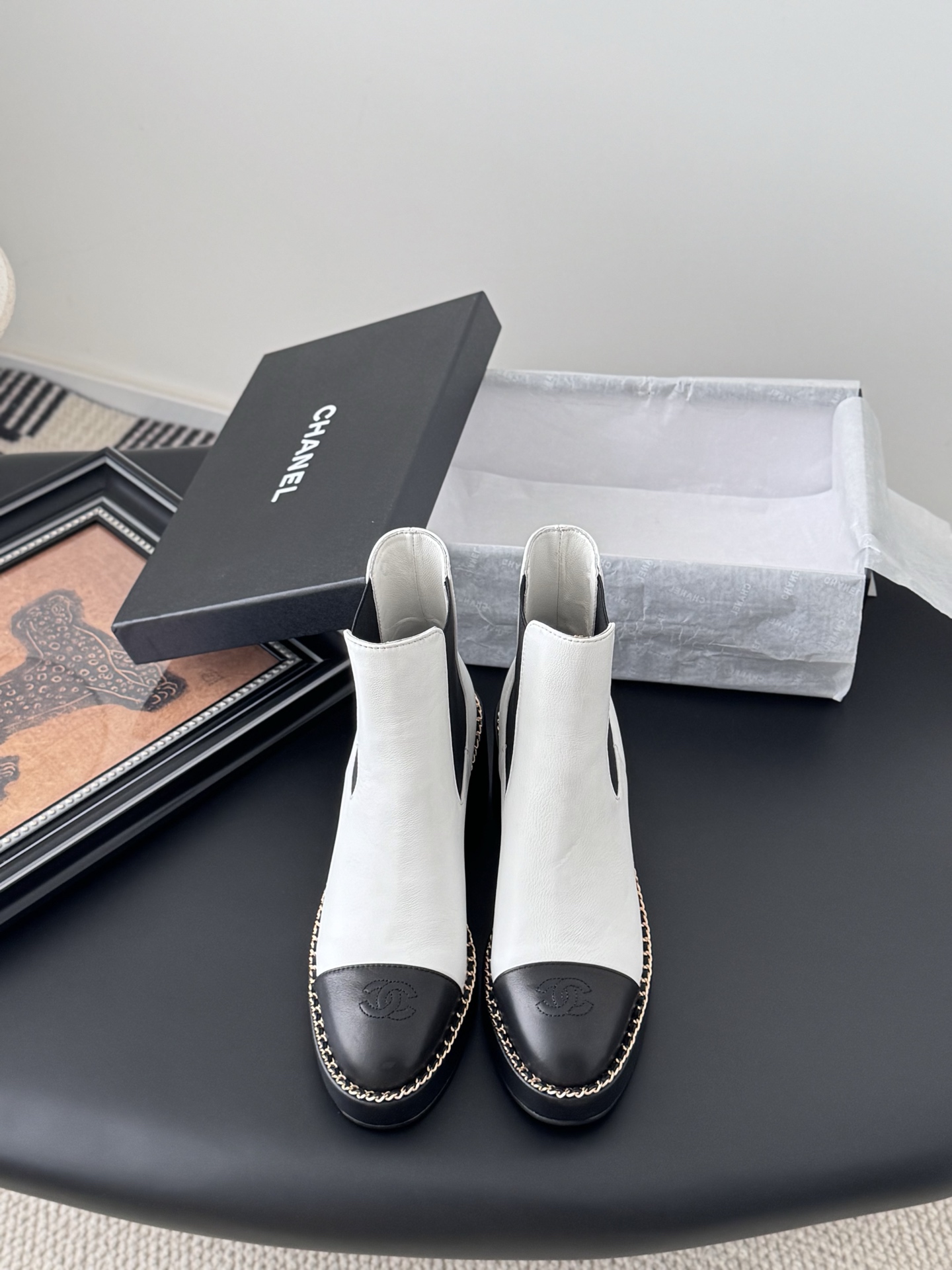 NO:594460,Chanel 25K new autumn and winter chain Martin short boots. This latest pair of boots is so beautiful. The small logo next to the top boots adds small details to the whole ~ It is not new in China yet. Buy it first and wear it first. Upper cowhide, inner sheepskin, original outsole Size: 35-39 Other sizes are determined, boots, chanel, boots, cowhide, sheepskin19860909Chanel 25K秋冬新款链条马丁短靴 这双最新款的靴子太好看啦 最上面筒靴旁边的小logo给整体增加了小细节～ 國內還沒上新 先買先穿啦 鞋面牛皮 内里羊皮 原版大底 Size:35-39 其他码数定,靴子,chanel,boots,cowhide,sheepskin,Women's Shoes