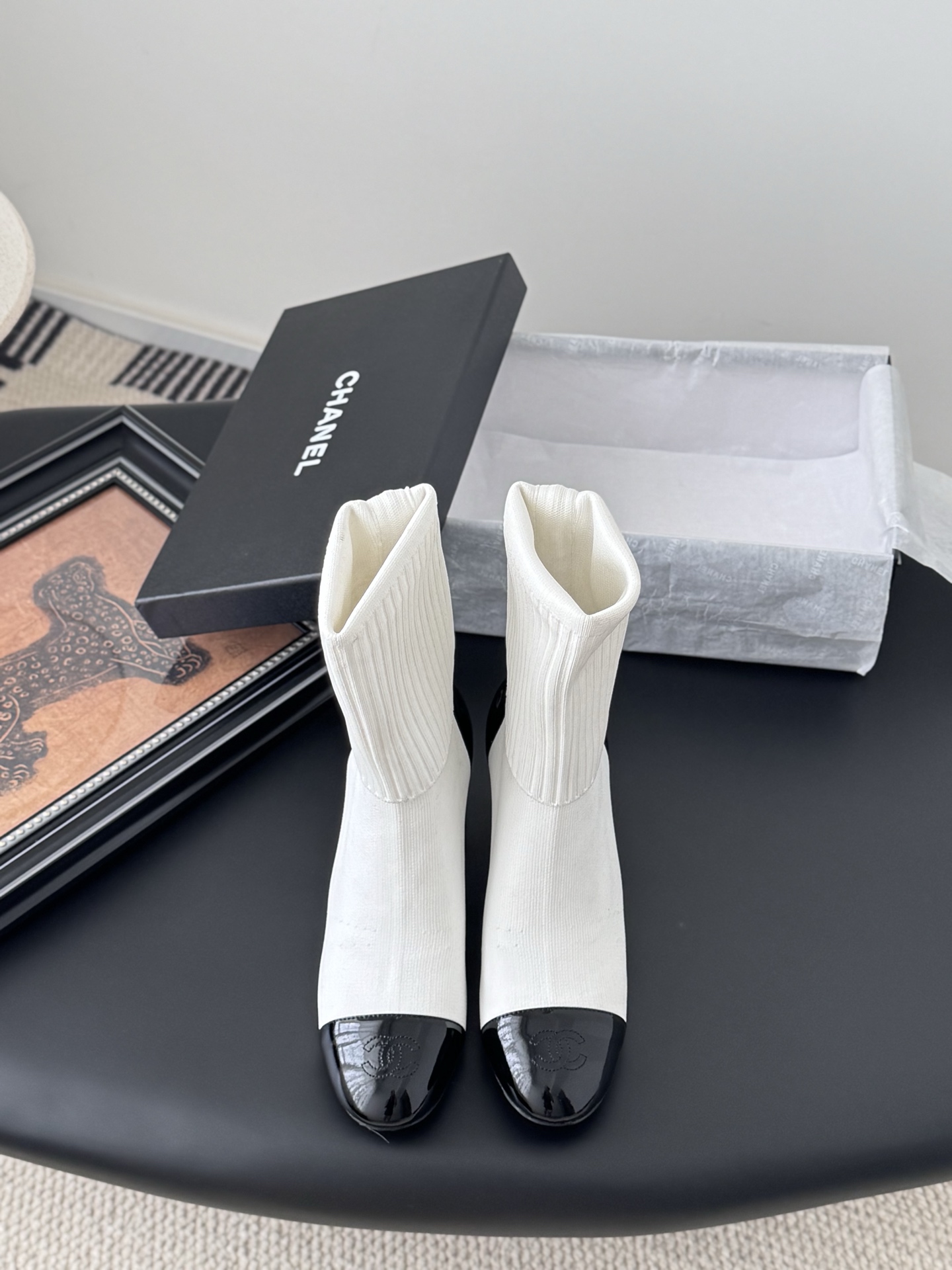 NO:594459,Chanel 25K new sock boots!  These socks and boots are really good-looking at a glance. They can be worn all over your 8cm long legs. The style will never go out of style!  Upper fly-knit fabric, sheepskin lining, genuine leather outsole Size: 35-40, boots, chanel, boots, sheepskin, Leather soles, socks19860909Chanel 25K新款袜子靴！ 这个袜靴真的一眼好看 8cm穿上一整个大长腿 款式不会过时的那种！ 鞋面飞织面料 羊皮里 真皮大底 Size:35-40,靴子,chanel,boots,sheepskin,Leather soles,socks,Women's Shoes