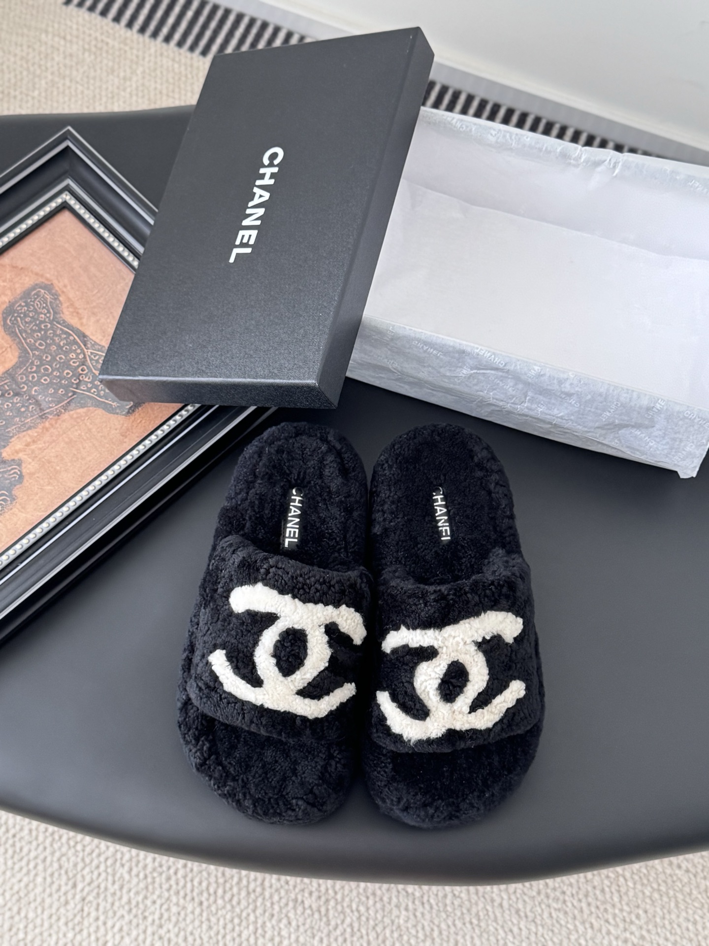 NO:594426,Chanel 25K new furry slippers!  This fur slipper is so cute ~ Soft and fluffy fur, comfortable and warm feet! Increases height and makes legs longer! It is casual and lazy with socks in autumn and winter. The upper feet are really beautiful and fashionable! So beautiful and beautiful! Imported wool, feels delicate, soft and silky. Original molded rubber sole Size35-39 (customized 40/41), fur shoes and slippers, chanel, slippers, socks19860909Chanel 25K新款毛毛拖鞋！ 这款毛拖真的是真太可爱了～ 柔软蓬松的毛毛,舒服暖脚! 增高显腿长! 秋冬搭配袜子休闲又慵懒 上脚真的好看又时髦!美腻美爆了! 进口羊毛,手感细腻柔软丝滑 原版开模橡胶底 Size35-39（40/41定制）,毛毛鞋拖鞋,chanel,slippers,socks,Women's Shoes
