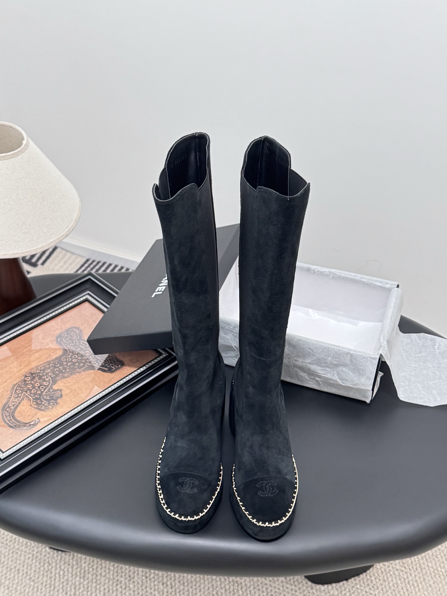 NO:594461,Chanel 25K new autumn and winter chain Martin boots. This latest pair of boots is so good-looking. The small logo next to the top boots adds small details to the whole ~ It is not new in China yet. Buy it first and wear it first. Cowhide upper, sheepskin lining, original outsole Size: 35-39 Other sizes are determined, boots, chanel, boots, cowhide, sheepskin19860909Chanel 25K秋冬新款链条马丁靴 这双最新款的靴子太好看啦 最上面筒靴旁边的小logo给整体增加了小细节～ 國內還沒上新 先買先穿啦 鞋面牛皮 内里羊皮 原版大底 Size:35-39 其他码数定,靴子,chanel,boots,cowhide,sheepskin,Women's Shoes