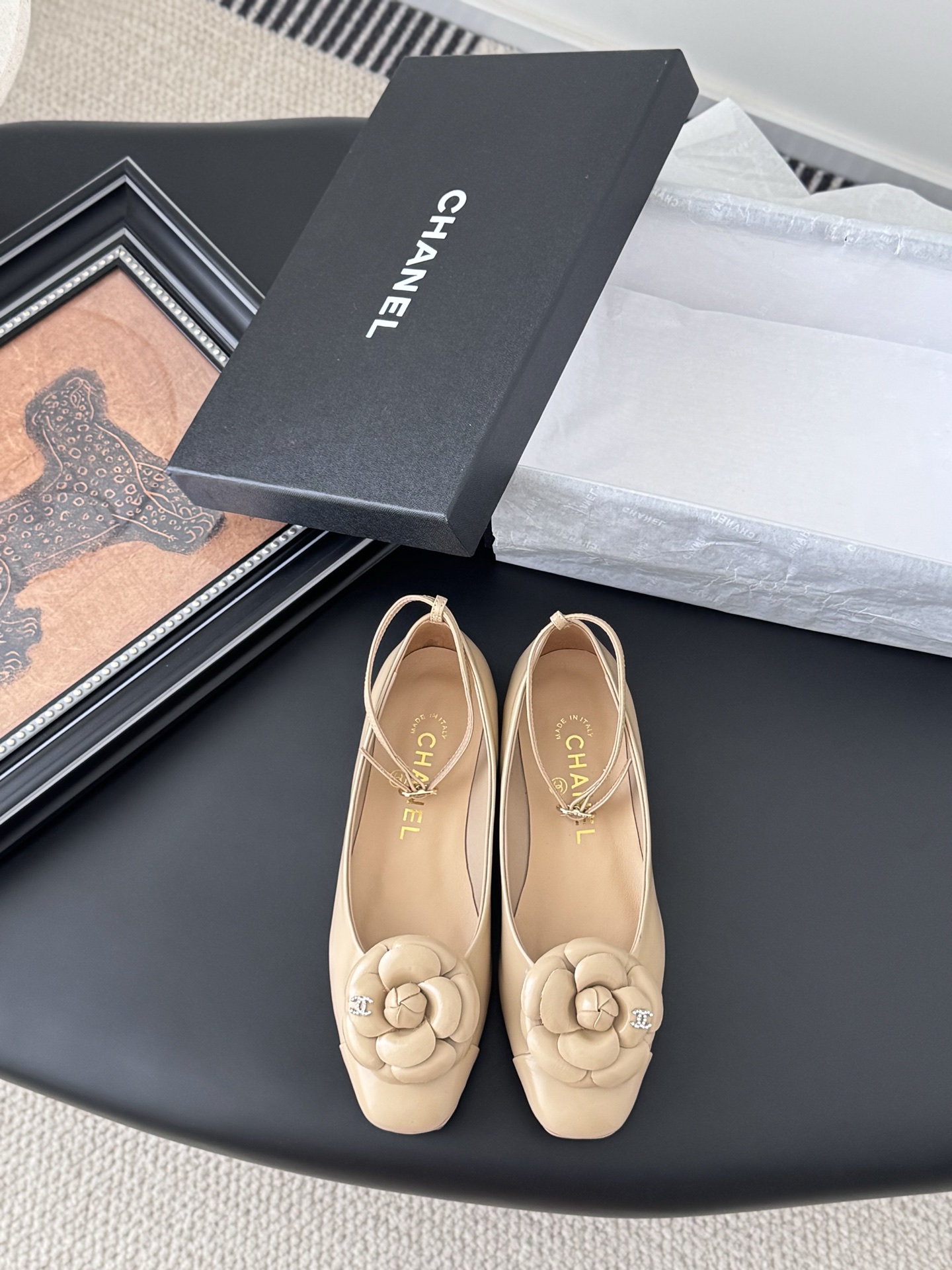 NO:482148,Chanel 25B Mary Jane single shoes are simple yet sweet and playful!  Three-dimensional electric embroidery logo, solid color fabric is refreshing and easy to match, and it is more hesitant with buttons. Inner sheepskin leather big soles Size: 35-40, Mary Jane, chanel, mary jane, sheepskin, Leather soles19860909Chanel 25B玛丽珍单鞋 简约又不失甜美俏皮！ 立体电绣logo,纯色面料清爽易搭,搭配扣子更加跟脚.内里羊皮 真皮大底 Size:35-40,玛丽珍,chanel,mary jane,sheepskin,Leather soles,Women's Shoes