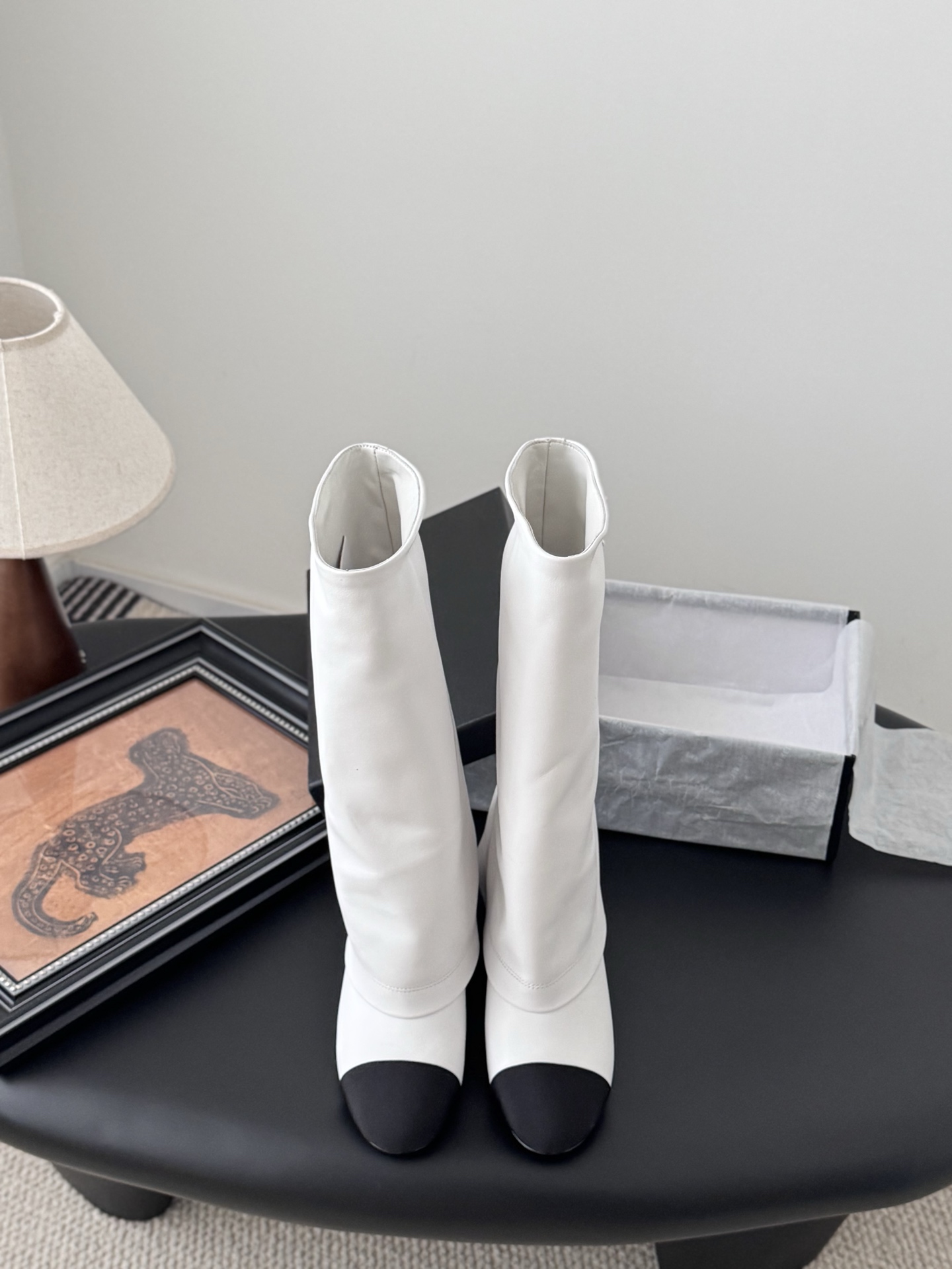 NO:594463,Chanel 25K new chain knight boots are timeless classics, an evergreen series item in the shoe cabinet. Generally, you can buy more boots of this type~ It has the temperament of a lady and has a casual retro style. The small round toe splicing design has a very well controlled arc. It is not a rigid and sharp shoe shape. It should be soft, harmonious, durable and high-quality. The upper is customized with original lambskin, which is very soft, comfortable and not tight. The lining is imported sheepskin.  Ultra-fine foot feel and 100% comfort. Italian leather outsole with high safety performance. Heel height 7cm. Thick heel design. Visual elongation ratio~ Size35-39 (40/41 customization is non-returnable and non-exchangeable), boots, chanel, boots, sheepskin, Leather soles19860909Chanel 25K新款链条骑士靴 永恒的经典 鞋柜里常青的系列单品 一般碰到这个类型的靴子可以多入哦～ 具有名媛气质 又带着一丝不经意的小复古 小小圆头拼接设计 弧度把控的非常到位 不是呆板尖锐的鞋型 它要柔和谐 耐看有品 鞋面定制原版小羊皮 非常柔软舒适不紧绷 内里进口羊皮 超细腻脚感舒适度百分百 意大利真皮大底 安全性能高 跟高7cm 粗跟设计 视觉拉长比例哦～ Size35-39（40/41定制不退不换）,靴子,chanel,boots,sheepskin,Leather soles,Women's Shoes