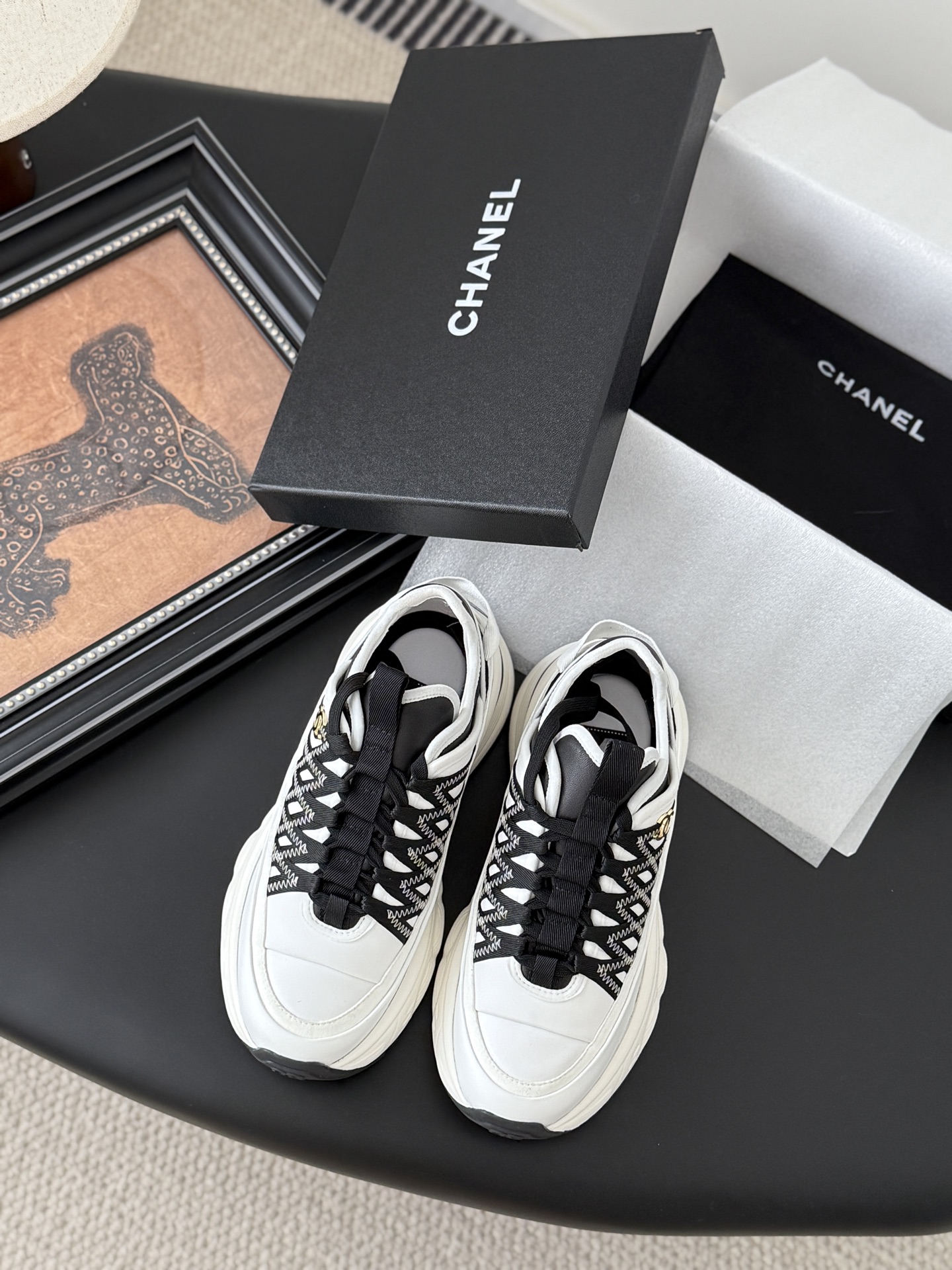 NO:613059,Chanel 25C new silver horn king sports and casual shoes, versatile white shoes, you can't go wrong with the styles. The contrasting colors are full of vitality. The logo embossed on the side is very delicate on the feet. Original customized material for the upper. Original outsole Size: 35-40, casual shoes/sports shoes, chanel, alexander wang, sneakers19860909Chanel 25C新款银角大王运动休闲鞋 百搭小白鞋 款式搭配不会出错 撞色搭配活力满满啊 侧面压印logo 上脚很秀气 鞋面原版定制材料 原版大底 Size:35-40,休闲鞋/运动鞋,chanel,alexander wang,sneakers,Women's Shoes