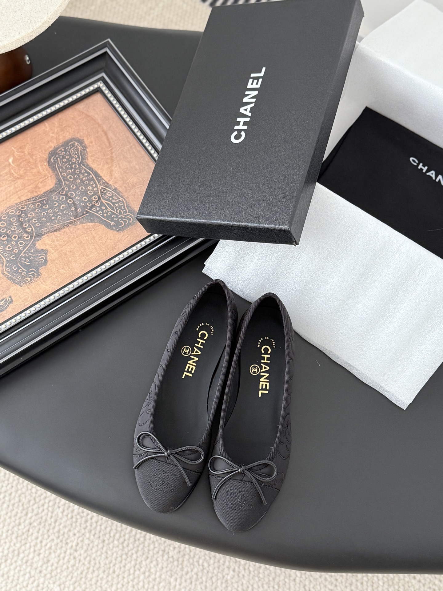 NO:613088,Chanel's new ballet shoes are a 1:1 replica of the original version. A classic among classics, they are perfect whether paired with trousers or skirts. The small round toe design is very good at modifying the shape of the feet. A must-have for little fairies!  Heel height 2.5cm, size 35-41 (40 customized, non-refundable), ballet shoes, chanel, skirts19860909Chanel 新色芭蕾舞鞋 原版1:1复刻 经典中的经典 无论搭配裤装还是裙装都是完美 小圆头的设计很好的修饰脚型 ,小仙女们必备！ 跟高2.5cm 码数 35-41（40定制不退换),芭蕾舞鞋,chanel,skirts,Women's Shoes