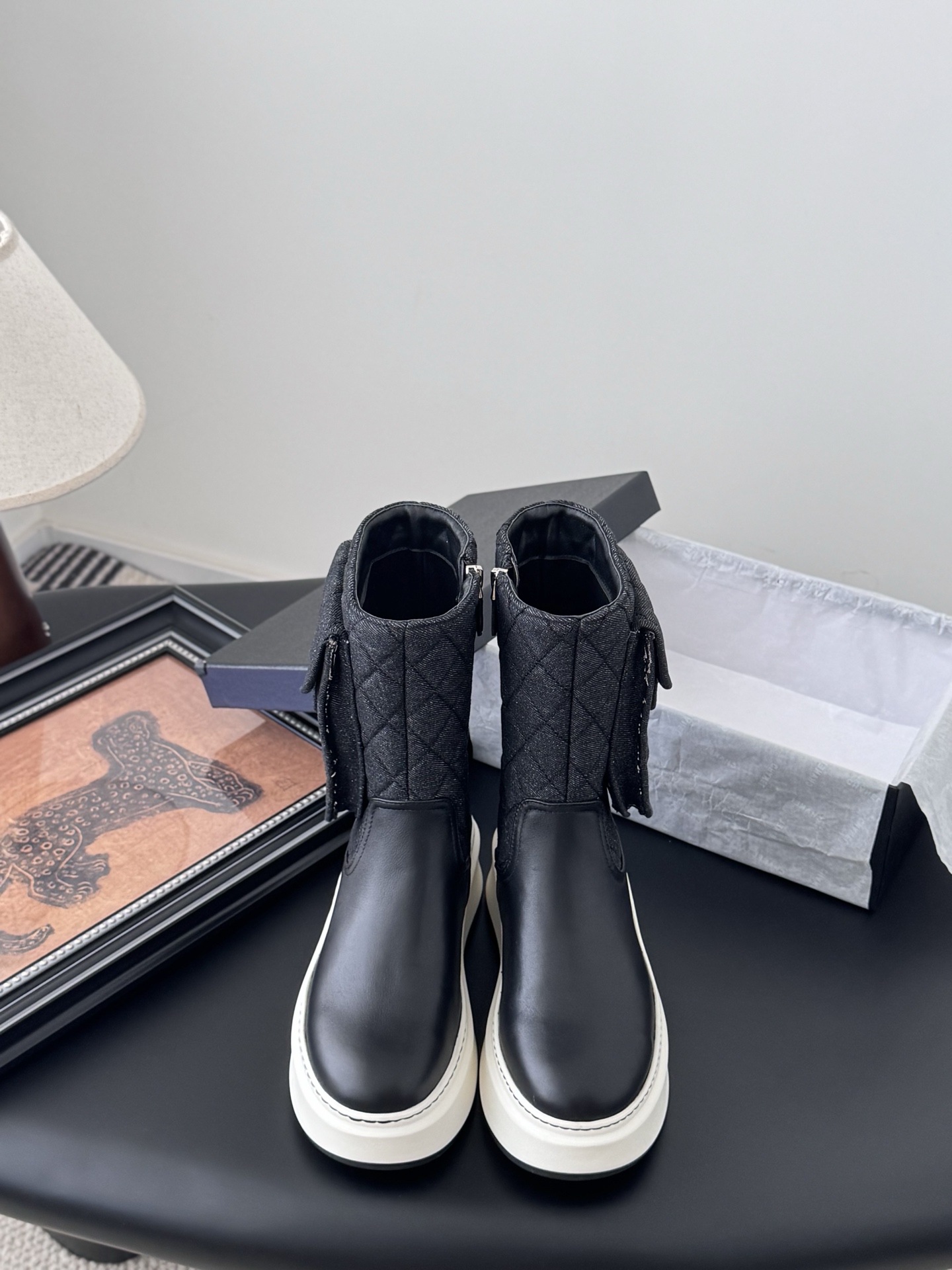 NO:462447,Chanel 25K new schoolbag buckle boots, classic diamond pattern, never get tired of looking, sheepskin inside the upper, genuine leather sole Size: 35-39 Other sizes customized, boots, chanel, boots, sheepskin, Leather soles19860909Chanel 25K新款书包扣靴子 经典的菱格纹 百看不腻 鞋面内里羊皮 真皮大底 Size:35-39 其他码数定做,靴子,chanel,boots,sheepskin,Leather soles,Women's Shoes