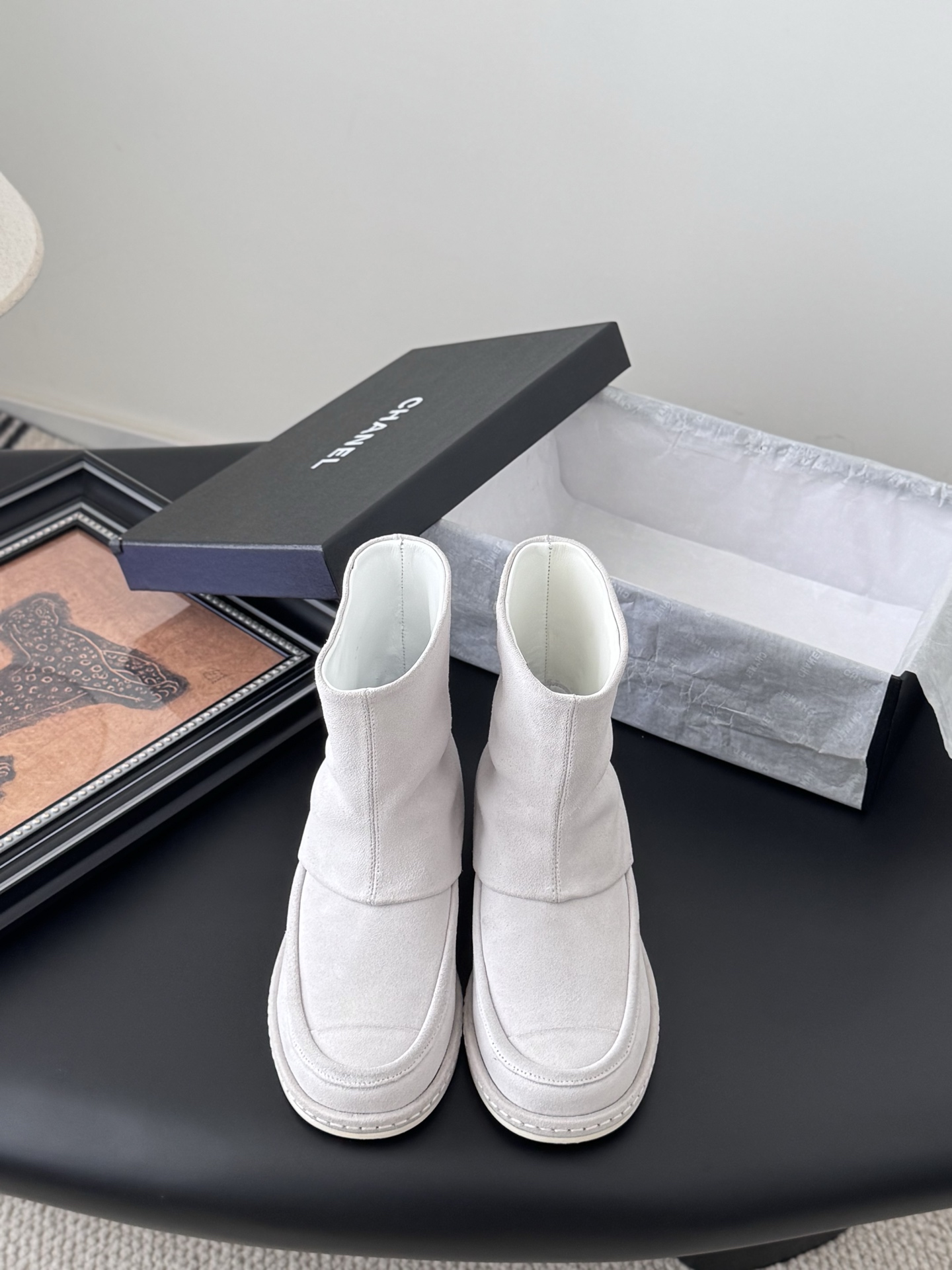 NO:462452,Chanel 25C early spring new most beautiful suede boots Xiaoxiang's life boots are really beautiful. A flat-soled women's boots that grow grass at a glance. The real thing is quite good. It's very soft and easy to wear. It's beautiful. It's comfortable and easy to walk without scratching your feet. A boot that won't hit the color suitable for this autumn and winter. Petite babies can choose a size larger. Put it quietly inside and increase it. It will become a long legs in seconds. Upper ox fleece, inner sheepskin, Italian leather sole. Size 35-39. 40.41. Customized, boots, chanel, boots, sheepskin, chamois leather19860909Chanel 25C早春新款最美麂皮长靴 小香这个人生靴子 真的美爆 一眼就种草的一款平底女靴 实物相当赞 软乎乎的超好穿 绝美 舒适好走不磨脚 不会撞款的一款靴子 颜色敲适合这个秋冬 个子娇小的宝宝们可以选大一码 悄悄放个内增高 秒变大长腿 鞋面牛反绒 内里羊皮 意大利真皮底 码数35-39 40.41定做,靴子,chanel,boots,sheepskin,chamois leather,Women's Shoes