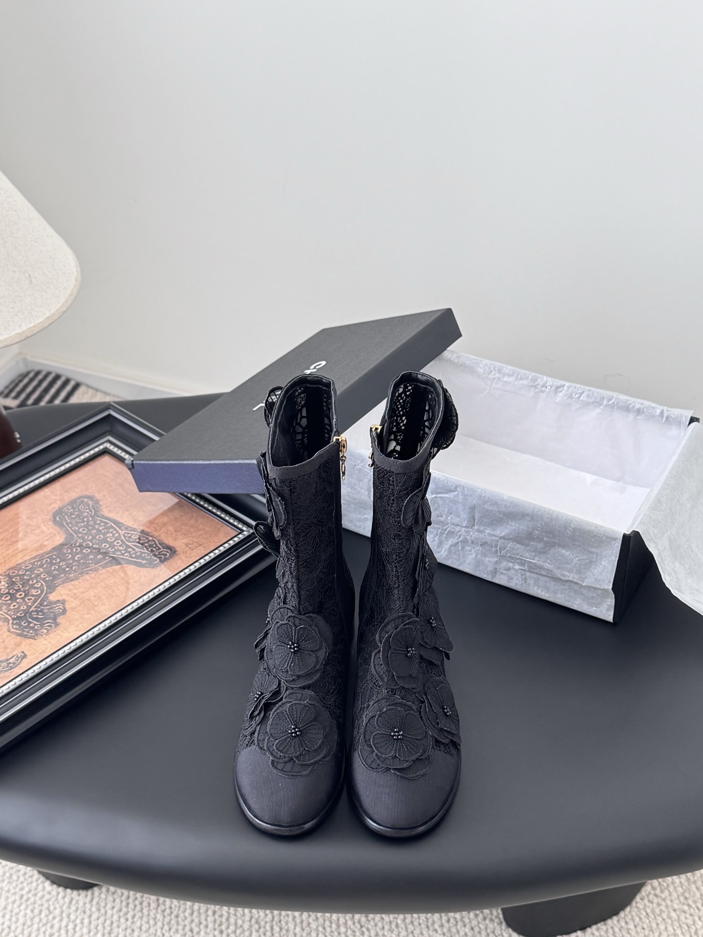 NO:462463,Chanel 25P new camellia boots. Each exquisite flower has a small crystal flower core embellishment. I would like to call it the hydrangeas. The difference between this season's Mary Jane shoes is very unique and fairy. The half-hollowed lace-up design is small and playful and invincible. The white lace-up breasts are very well-behaved and girlish. The inner sheepskin leather soles. Size: 35-39 40 Custom made non-return and exchange, boots, chanel, boots, mary jane, sheepskin, Leather soles19860909Chanel 25P新款山茶花短靴 精致的花朵每一朵都有小水晶花芯儿点缀我愿叫它星星点点的绣球花很别致又很仙女 这一季的玛丽珍鞋子区别与以前半镂空的系带设计小俏皮又无敌舒适 白色系奶乎乎穿起来很乖的少女感 内里羊皮 真皮大底 Size:35-39 40定做不退换,靴子,chanel,boots,mary jane,sheepskin,Leather soles,Women's Shoes