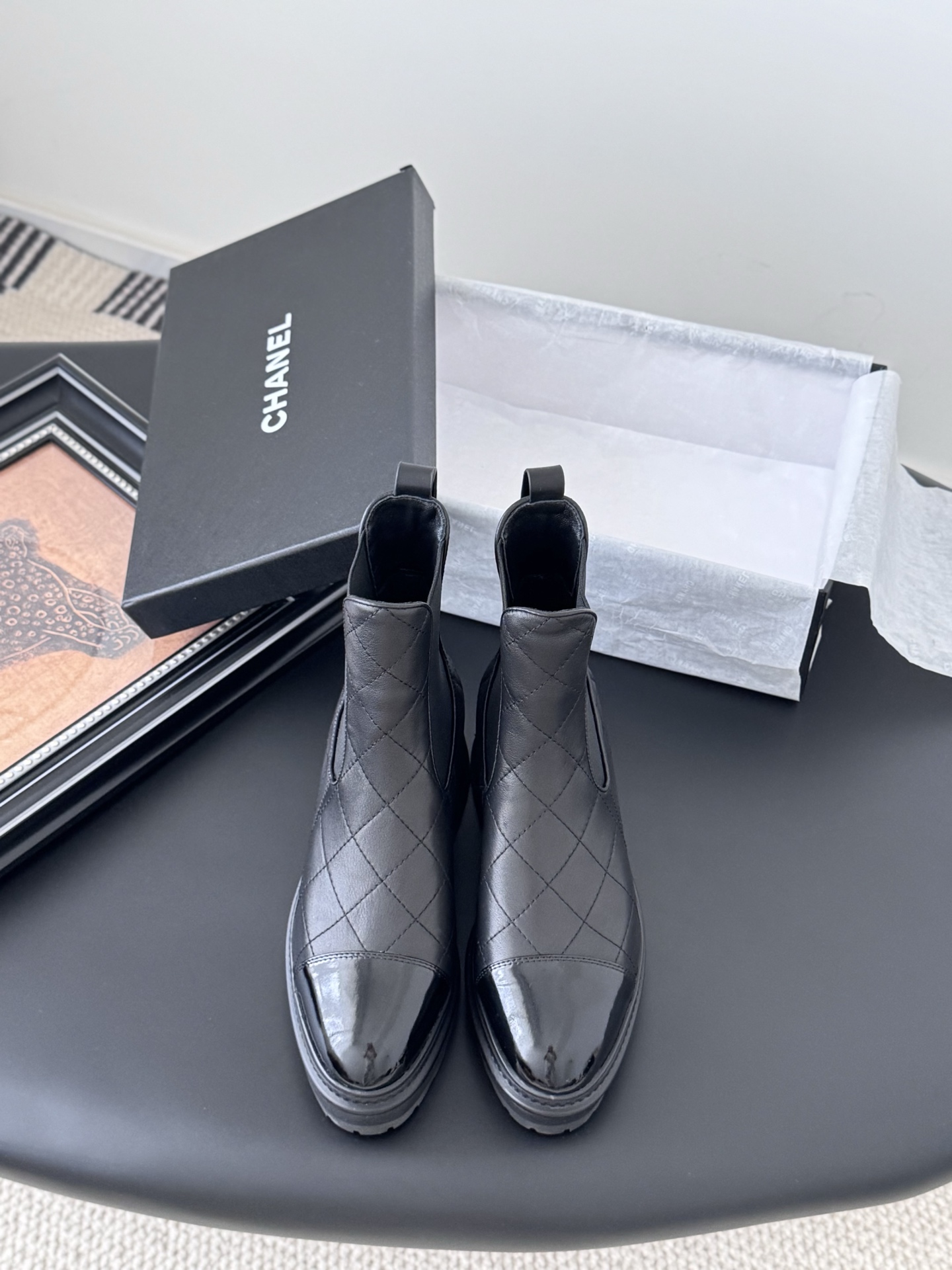 NO:462471,Chanel 25B autumn and winter high-end handicraft workshop series short boots are of good quality. High requirements are necessary for customers. First shipment in autumn and winter. Upper cowhide inner sheepskin original sole. Size: 35-39. Other sizes are customized, boots, chanel, boots, cowhide, sheepskin19860909Chanel 25B秋冬高级手工坊系列短靴 品质很好 高要求客人必要入 秋冬抢先出货 鞋面牛皮 内里羊皮 原版大底 Size:35-39 其他码数定做,靴子,chanel,boots,cowhide,sheepskin,Women's Shoes