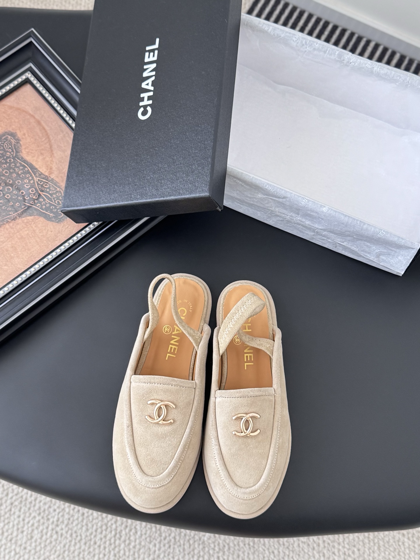 NO:463966,Chanel 25K autumn and winter new semi-travel, inner sheepskin, very comfortable, Maillard brown is still very suitable for autumn and winter~ Suede upper genuine leather sole Size: 35-39 Other sizes customized, semi-traveled fur shoes, chanel, sheepskin, chamois leather, Leather soles19860909Chanel 25K秋冬新款半拖 内里羊皮 很舒服诶 美拉德棕色还是很适合秋冬的～ 鞋面麂皮 真皮大底 Size:35-39 其他码数定做,半拖毛毛鞋,chanel,sheepskin,chamois leather,Leather soles,Women's Shoes