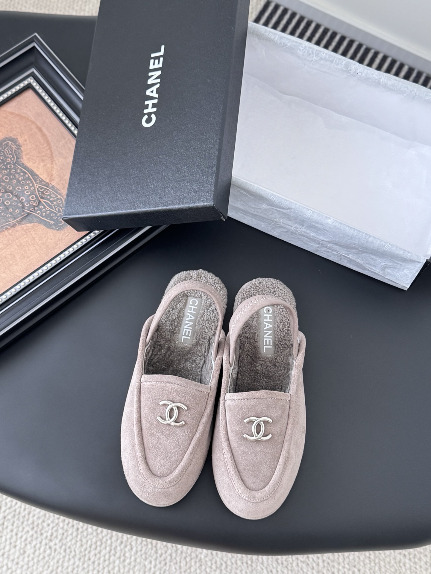 NO:463974,Chanel 24K autumn and winter new style furry semi-wrapped Teddy fur shoes very comfortable Maillard brown is still very suitable for autumn and winter ~ Suede upper, fur integrated in lining, leather outsole Size: 35-39 Other sizes customized, semi-wrapped fur shoes, chanel, chamois leather, Leather soles19860909Chanel 24K秋冬新款毛茸茸半拖 泰迪毛毛鞋 很舒服诶 美拉德棕色还是很适合秋冬的～ 鞋面麂皮 内里皮毛一体 真皮大底 Size:35-39 其他码数定做,半拖毛毛鞋,chanel,chamois leather,Leather soles,Women's Shoes