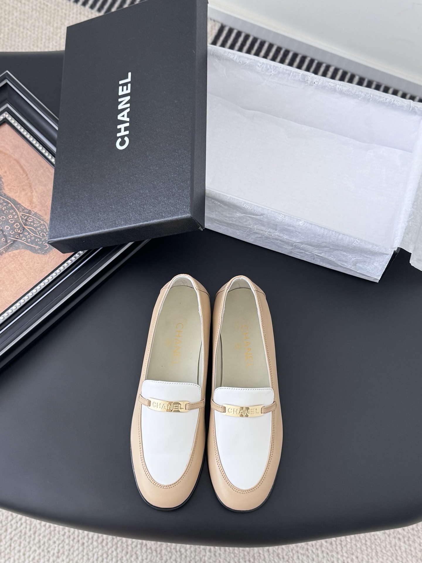 NO:463958,Chanel 25K new loafers This season's loafers are very average, retro, handsome and casual black and gold colors, both worth it. They are completely free of burdens. Upper cowhide, inner sheepskin, genuine leather soles. Size: 35-39. Other sizes are customized, loafers, chanel, loafers, cowhide, sheepskin, Leather soles19860909Chanel 25K新款乐福鞋 这一季的乐福鞋很中规中矩 复古帅气还随性黑金两个颜色 都值得入 搭配完全无负担 鞋面牛皮 内里羊皮 真皮大底 Size:35-39 其它码数定做,乐福鞋,chanel,loafers,cowhide,sheepskin,Leather soles,Women's Shoes