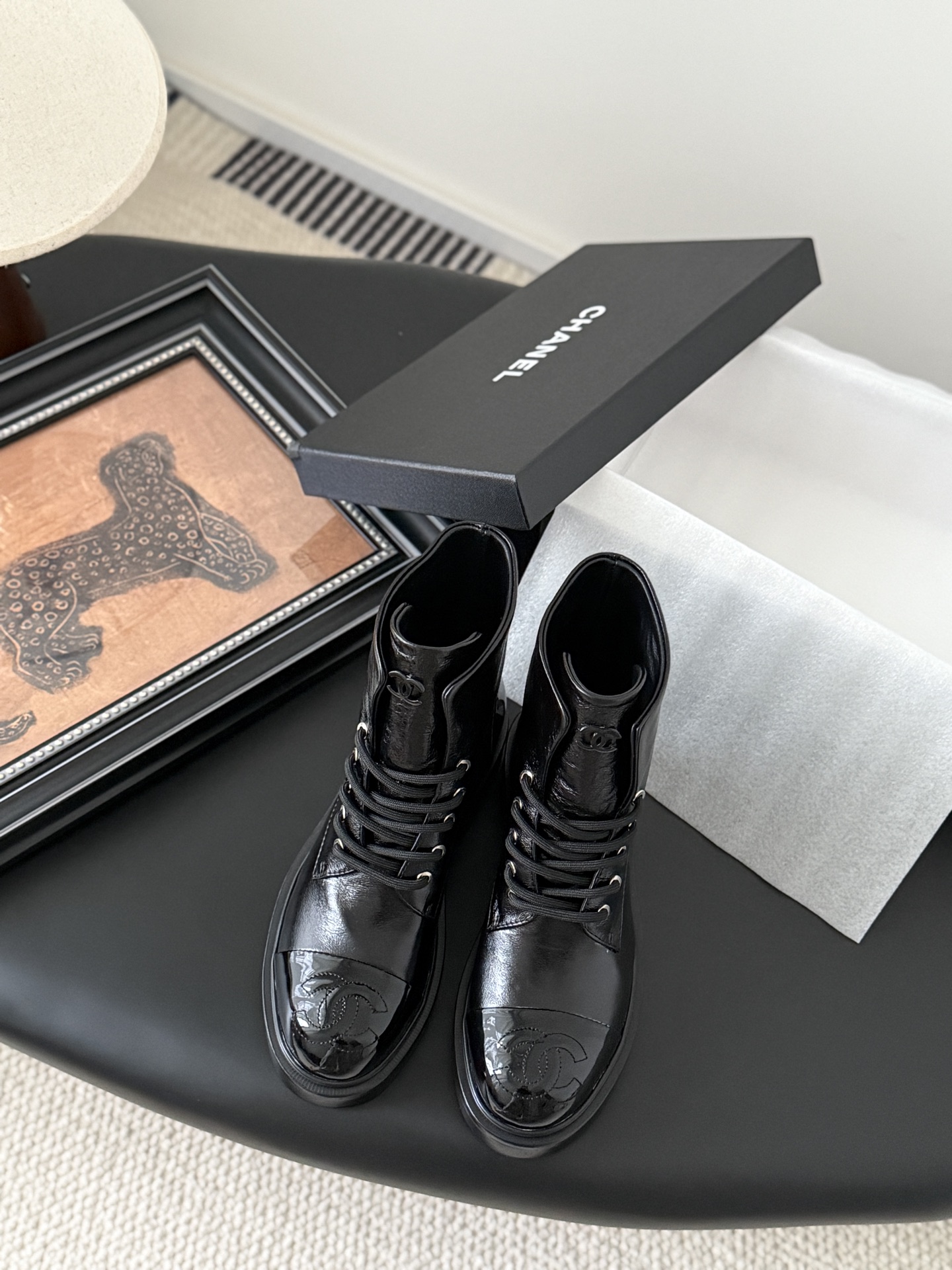 NO:465374,Chanel 25B autumn and winter high-end handicraft workshop series short boots are of good quality. High requirements are necessary for customers. First shipment in autumn and winter. Upper cowhide inner sheepskin original sole. Size: 35-39. Other sizes are customized, boots, chanel, boots, cowhide, sheepskin19860909Chanel 25B秋冬高级手工坊系列短靴 品质很好 高要求客人必要入 秋冬抢先出货 鞋面牛皮 内里羊皮 原版大底 Size:35-39 其他码数定做,靴子,chanel,boots,cowhide,sheepskin,Women's Shoes