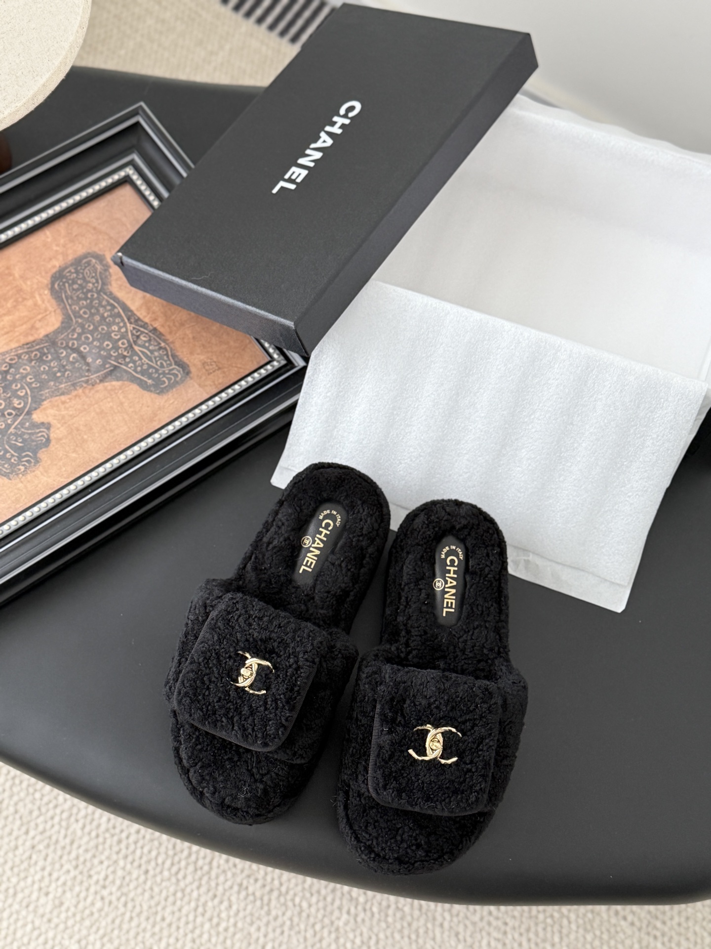 NO:467358,Chanel 25K autumn and winter new furry slippers Teddy fur shoes very comfortable Maillard brown is still very suitable for autumn and winter ~ Suede upper, fur integrated inner leather outsole Size: 35-39 Other sizes customized, fur slippers, chanel, slippers, chamois leather, Leather soles19860909Chanel 25K秋冬新款毛茸茸拖鞋 泰迪毛毛鞋 很舒服诶 美拉德棕色还是很适合秋冬的～ 鞋面麂皮 内里皮毛一体 真皮大底 Size:35-39 其他码数定做,毛毛鞋拖鞋,chanel,slippers,chamois leather,Leather soles,Women's Shoes