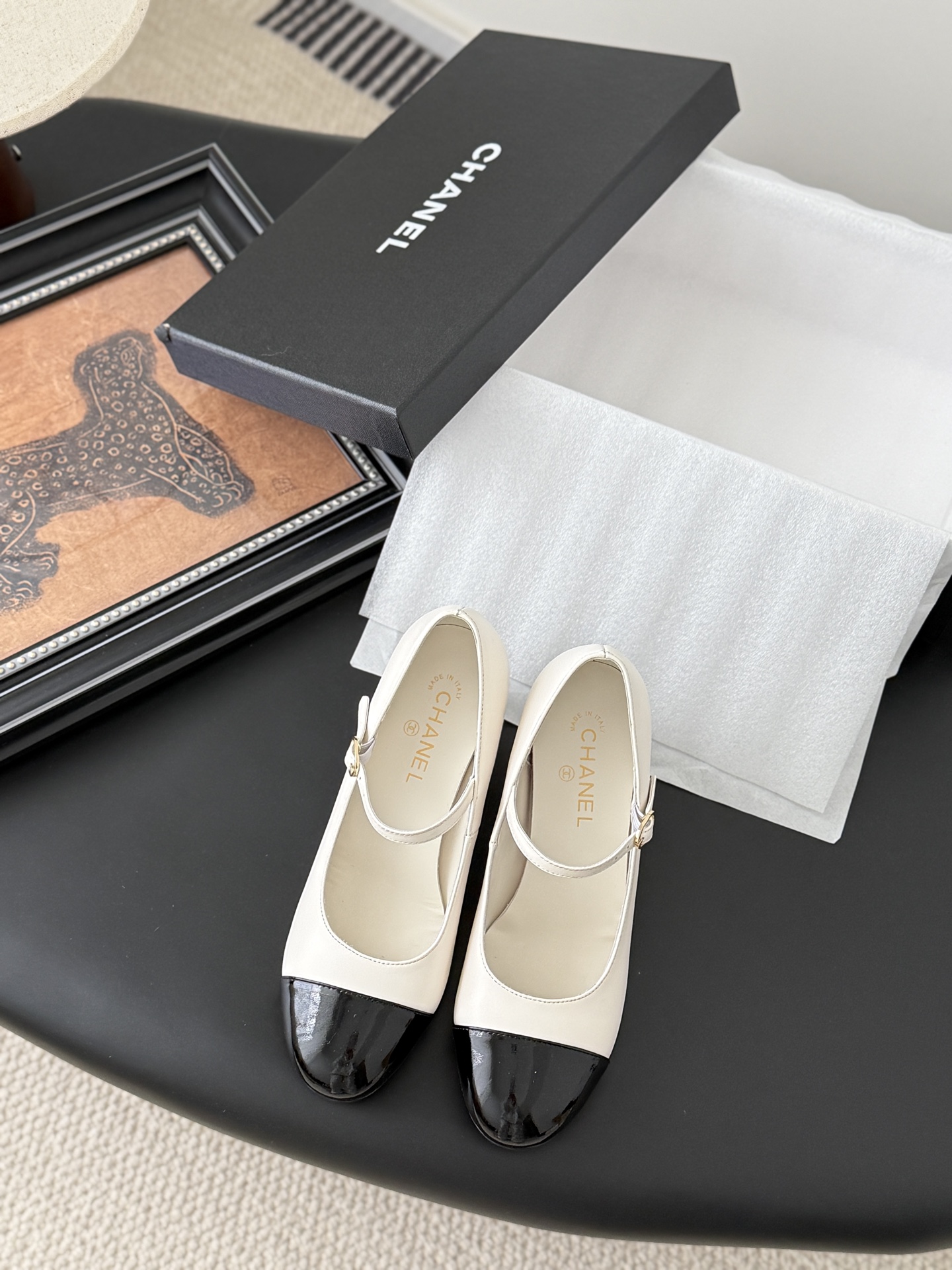 NO:497865,Chanel 25K autumn and winter new pearl shoes, wonderful highlights, giant pearls, original molded pearls, leather outsoles, Size:35-39, custom made in other sizes, single shoes, chanel, Leather soles19860909Chanel 25K秋冬新款珍珠单鞋 精彩亮点 巨型珍珠 原版开模珍珠 真皮大底 Size:35-39 其他码数定做,单鞋,chanel,Leather soles,Women's Shoes