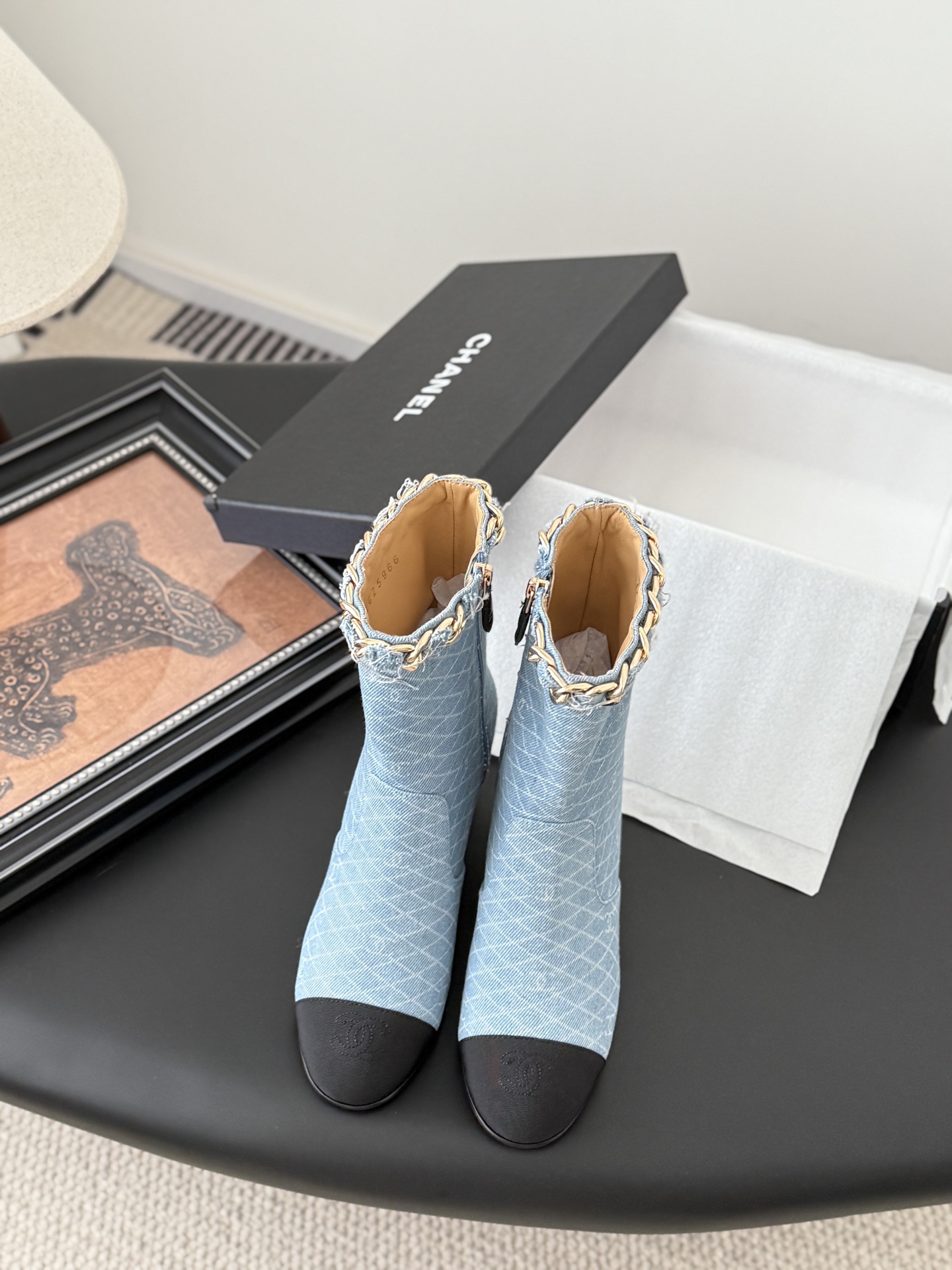 NO:467350,Chanel 25K new chain knight boots, eternal classic, evergreen series of items in the shoe cabinet, usually you can use this type of boots more~ It has a celebrity temperament and a little inadvertent retro, a small round toe splicing design, the curve is very well controlled, not a dull and sharp shoe shape, it must be soft and harmonious, durable and elegant, custom-made original lambskin on the upper, very soft and comfortable, not tight, imported lambskin inside, super delicate foot comfort 100% Italian leather sole, high safety performance Size35-39 (40/41 custom-made, no return or replacement), boots, chanel, boots, sheepskin, Leather soles19860909Chanel 25K新款链条骑士靴 永恒的经典 鞋柜里常青的系列单品 一般碰到这个类型的靴子可以多入哦～ 具有名媛气质 又带着一丝不经意的小复古 小小圆头拼接设计 弧度把控的非常到位 不是呆板尖锐的鞋型 它要柔和谐 耐看有品 鞋面定制原版小羊皮 非常柔软舒适不紧绷 内里进口羊皮 超细腻脚感舒适度百分百 意大利真皮大底 安全性能高 Size35-39（40/41定制不退不换）,靴子,chanel,boots,sheepskin,Leather soles,Women's Shoes