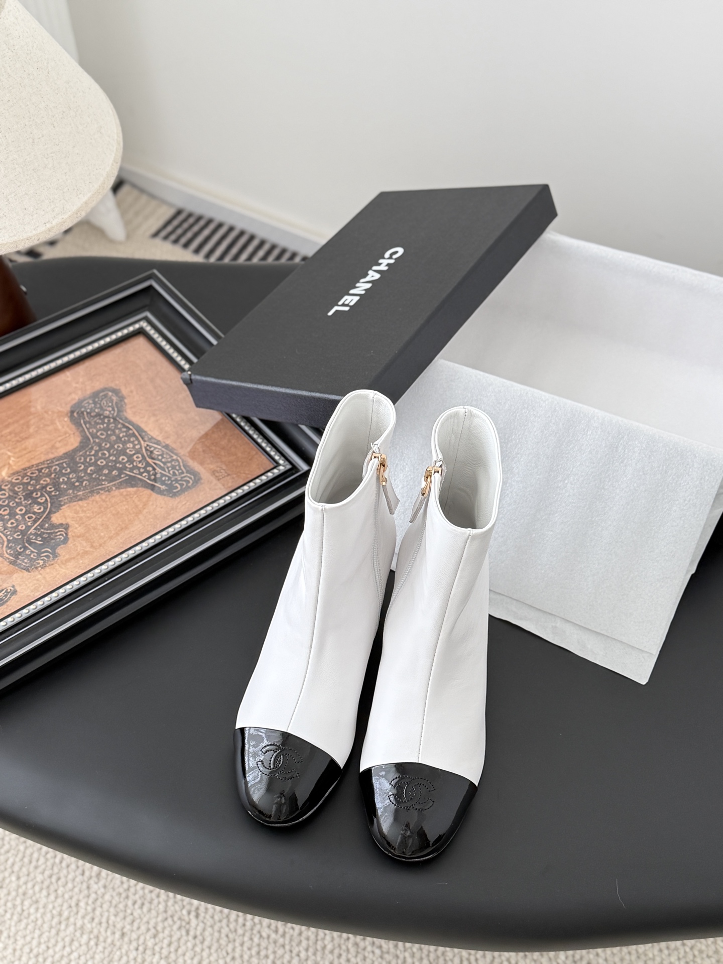 NO:475518,Chanel 25K new short boots, classic style, easy to wear and versatile, upper cowhide, inner sheepskin, genuine leather soles Size: 35-39 Other sizes customized, boots, chanel, boots, cowhide, sheepskin, Leather soles19860909Chanel 25K新款短靴 经典款 好穿又百搭 鞋面牛皮 内里羊皮 真皮大底 Size:35-39 其他码数定做,靴子,chanel,boots,cowhide,sheepskin,Leather soles,Women's Shoes