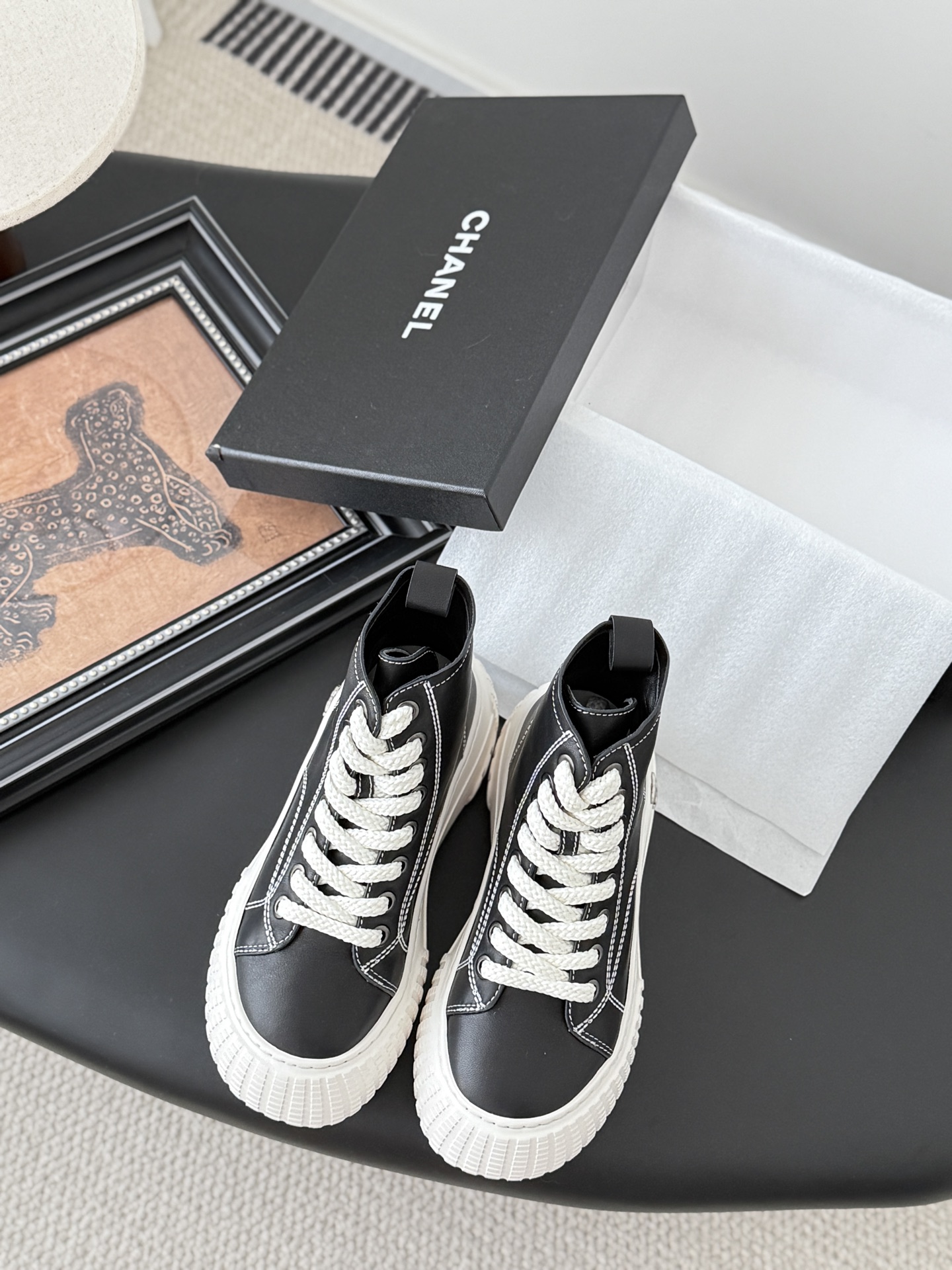 NO:475484,Chanel 25C new Martin boots high-top sports and casual shoes. Thick sole increases height and makes your legs look longer. It is versatile. The original custom material of the upper. Original outsole. Size: 35-40, casual shoes/sports shoes, chanel, boots, sneakers19860909Chanel 25C新款马丁靴高帮运动休闲鞋 厚底增高显腿长 百搭不出错 鞋面原版定制材料 原版大底 Size:35-40,休闲鞋/运动鞋,chanel,boots,sneakers,Women's Shoes