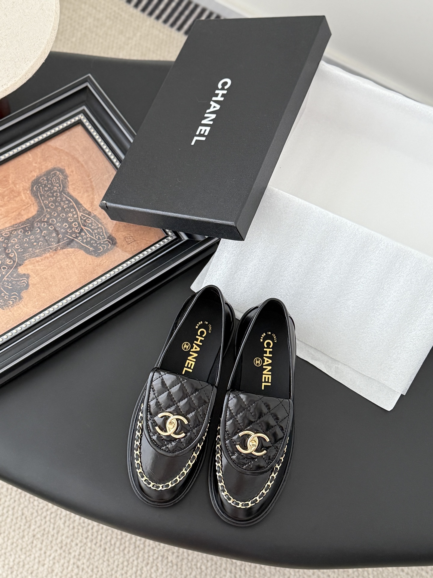 NO:475480,Chanel classic schoolbag buckle loafers, basic single shoe style, long and delicate, small round toe, double C schoolbag embellishment at the top, simple but not simple and elegant!  Versatile temperament, inner wool, upper sheepskin, Italian leather outsole, Size35-39, other sizes customized, loafers, chanel, loafers, sheepskin, Leather soles19860909Chanel经典书包扣乐福鞋  基础单鞋样式鞋型修长秀气 小巧圆形圆头 顶端双C书包点缀 简约而不简单且不失优雅！百搭气质 内里羊毛 鞋面羊皮 意大利真皮大底 Size35-39 其他码数定做,乐福鞋,chanel,loafers,sheepskin,Leather soles,Women's Shoes