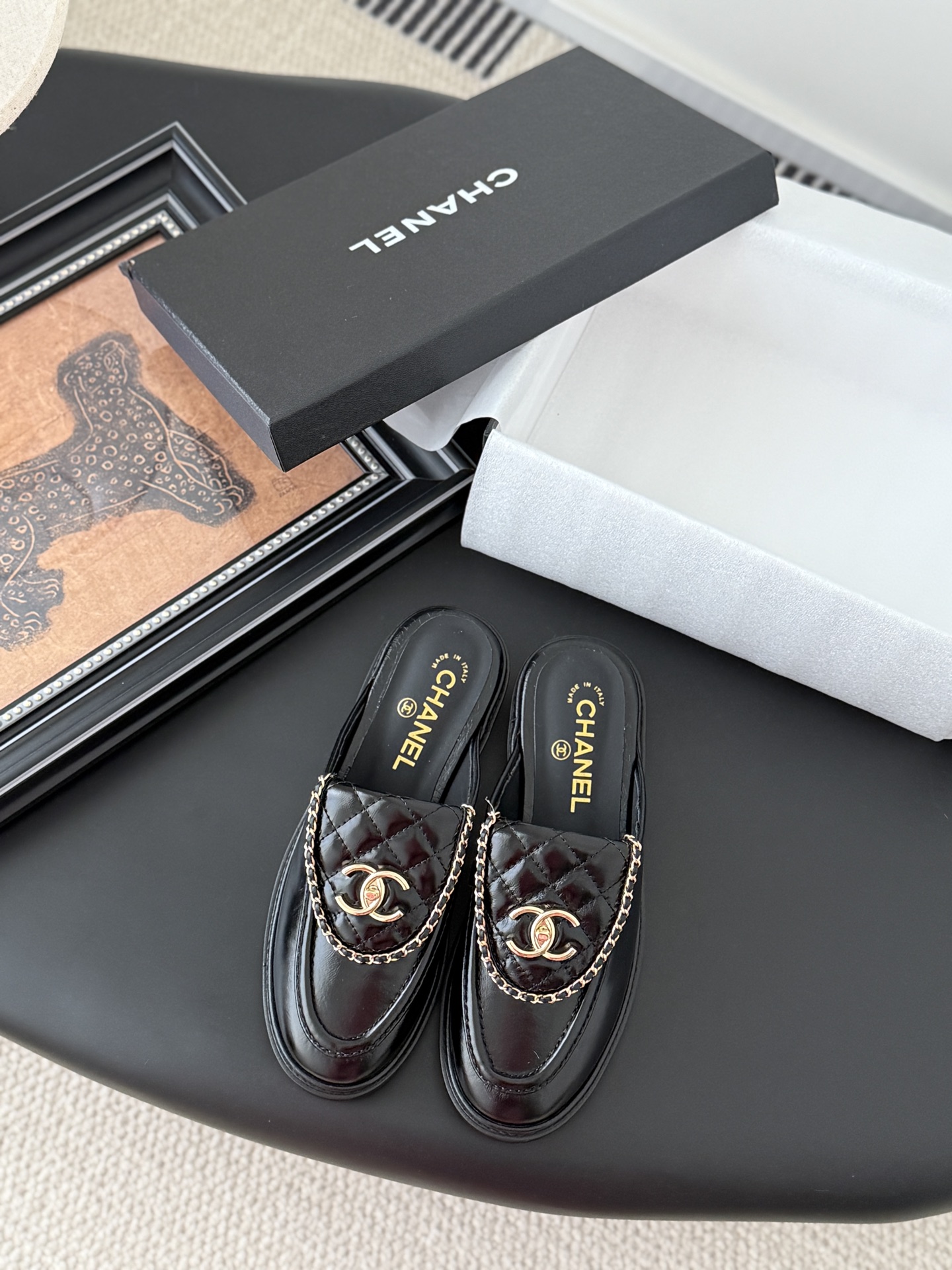 NO:484610,Chanel classic schoolbag buckle loafers semi-trailer basic single shoe style shoe style slender and delicate, small round toe, double C schoolbag embellishment at the top, simple but not simple and elegant!  All-match temperament, inner wool, upper sheepskin, Italian leather outsole, Size35-39, other sizes customized, semi-torque, chanel, loafers, sheepskin, Leather soles19860909Chanel经典书包扣乐福鞋半拖  基础单鞋样式鞋型修长秀气 小巧圆形圆头 顶端双C书包点缀 简约而不简单且不失优雅！百搭气质 内里羊毛 鞋面羊皮 意大利真皮大底 Size35-39 其他码数定做,半拖,chanel,loafers,sheepskin,Leather soles,Women's Shoes