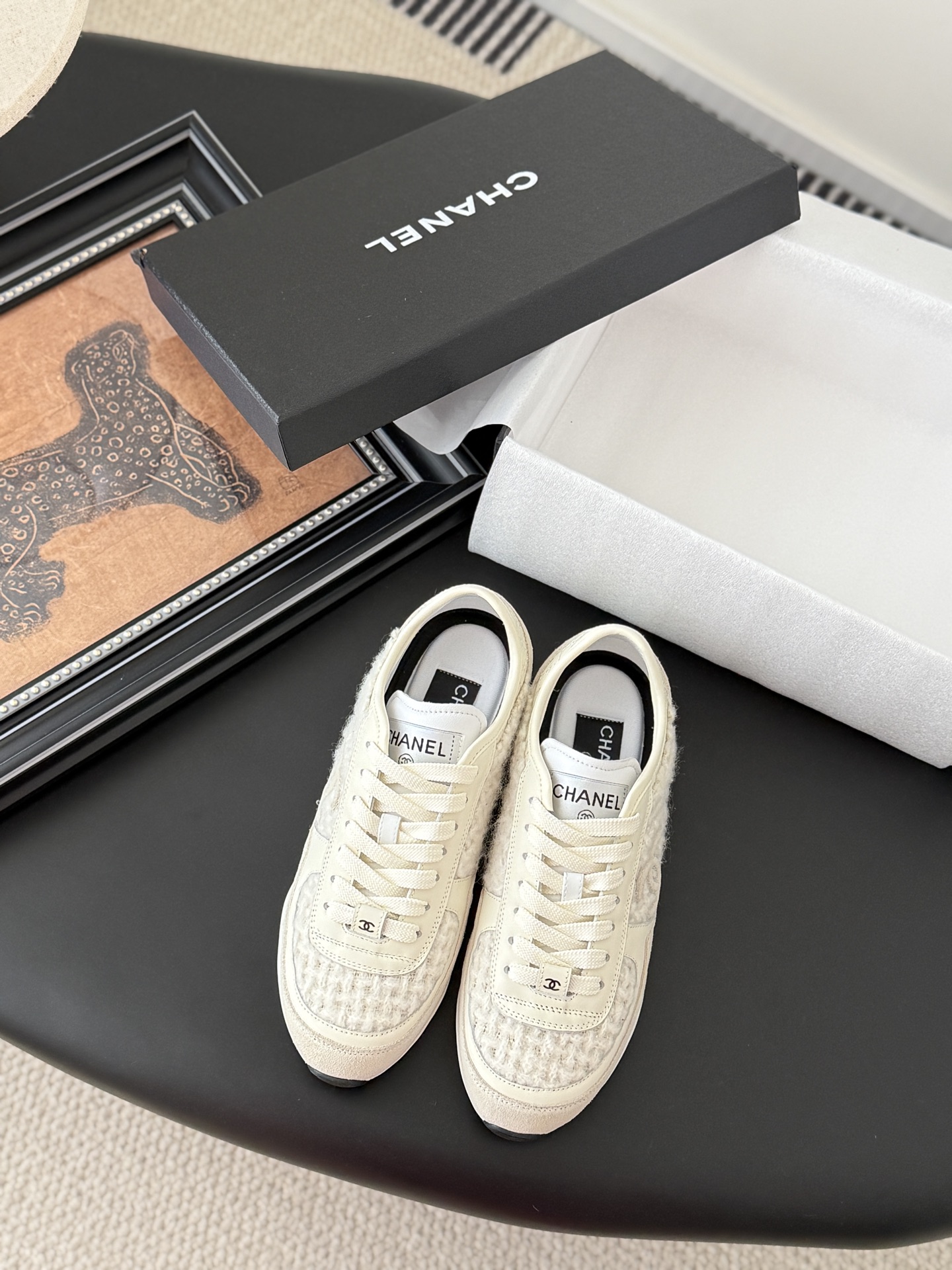 NO:484643,Chanel 25C new sports and casual shoes, versatile white shoes, style matching will not go wrong, contrasting colors are full of vitality, side imprint logo, foot very delicate, original custom upper material, original outsole Size: 35-40, casual shoes/sports shoes, chanel, sneakers19860909Chanel 25C新款运动休闲鞋 百搭小白鞋 款式搭配不会出错 撞色搭配活力满满啊 侧面压印logo 上脚很秀气 鞋面原版定制材料 原版大底 Size:35-40,休闲鞋/运动鞋,chanel,sneakers,Women's Shoes