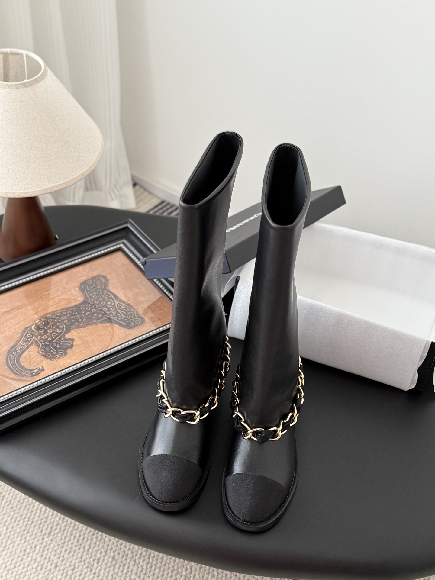 NO:484633,Chanel 25K new chain knight boots, eternal classic, evergreen series of items in the shoe cabinet. Generally, you can use more boots of this type~ It has a celebrity temperament and a little inadvertent retro, a small round toe splicing design, the curve is very well controlled, not a dull and sharp shoe shape, it must be soft and durable, and it is customized with original lambskin on the upper, very soft and comfortable, not tight, imported sheepskin inside, super delicate foot comfort 100% Italian leather sole, high safety performance, heel height 3cm thick heel design, visual elongation ratio~ Size35-39 (40/41 customization, no return or replacement), boots, chanel, boots, sheepskin, Leather soles19860909Chanel 25K新款链条骑士靴 永恒的经典 鞋柜里常青的系列单品 一般碰到这个类型的靴子可以多入哦～ 具有名媛气质 又带着一丝不经意的小复古 小小圆头拼接设计 弧度把控的非常到位 不是呆板尖锐的鞋型 它要柔和谐 耐看有品 鞋面定制原版小羊皮 非常柔软舒适不紧绷 内里进口羊皮 超细腻脚感舒适度百分百 意大利真皮大底 安全性能高 跟高3cm 粗跟设计 视觉拉长比例哦～ Size35-39（40/41定制不退不换）,靴子,chanel,boots,sheepskin,Leather soles,Women's Shoes