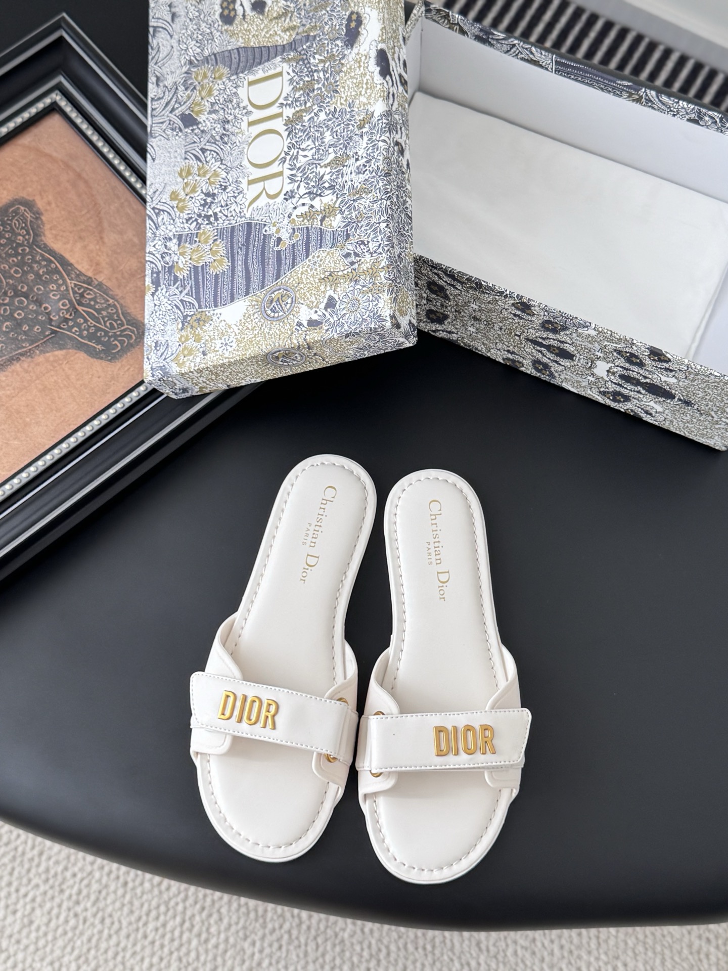 NO:484622,Dior new Dioract beach shoes!  The original mold opening is high quality!  Cowhide upper, environmentally friendly mold opening PVC, original outsole!  Size:35-40, slippers, dior, slippers, cowhide19860909Dior新款 Dioract沙滩鞋！ 原版开模高品质！ 鞋面牛皮,环保开模PVC,原版大底！ Size:35-40,拖鞋,dior,slippers,cowhide,Women's Shoes