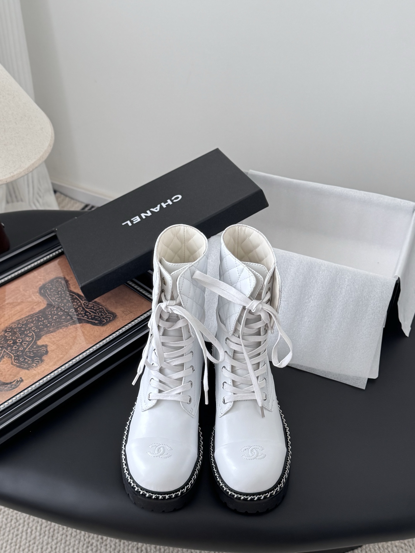 NO:484618,Chanel 25K new chain knight boots, eternal classic, evergreen series of items in the shoe cabinet. Generally, you can use more boots of this type~ It has a celebrity temperament and a little inadvertent retro, a small round toe splicing design, the curve is very well controlled, not a dull and sharp shoe shape, it must be soft and harmonious, durable and elegant, custom-made original lambskin on the upper, very soft and comfortable, not tight, imported sheepskin inside, super delicate foot feeling and 100% comfortable Size35-39 (40/41 custom-made, no return or replacement), boots, chanel, boots, sheepskin19860909Chanel 25K新款链条骑士靴 永恒的经典 鞋柜里常青的系列单品 一般碰到这个类型的靴子可以多入哦～ 具有名媛气质 又带着一丝不经意的小复古 小小圆头拼接设计 弧度把控的非常到位 不是呆板尖锐的鞋型 它要柔和谐 耐看有品 鞋面定制原版小羊皮 非常柔软舒适不紧绷 内里进口羊皮 超细腻脚感舒适度百分百 Size35-39（40/41定制不退不换）,靴子,chanel,boots,sheepskin,Women's Shoes