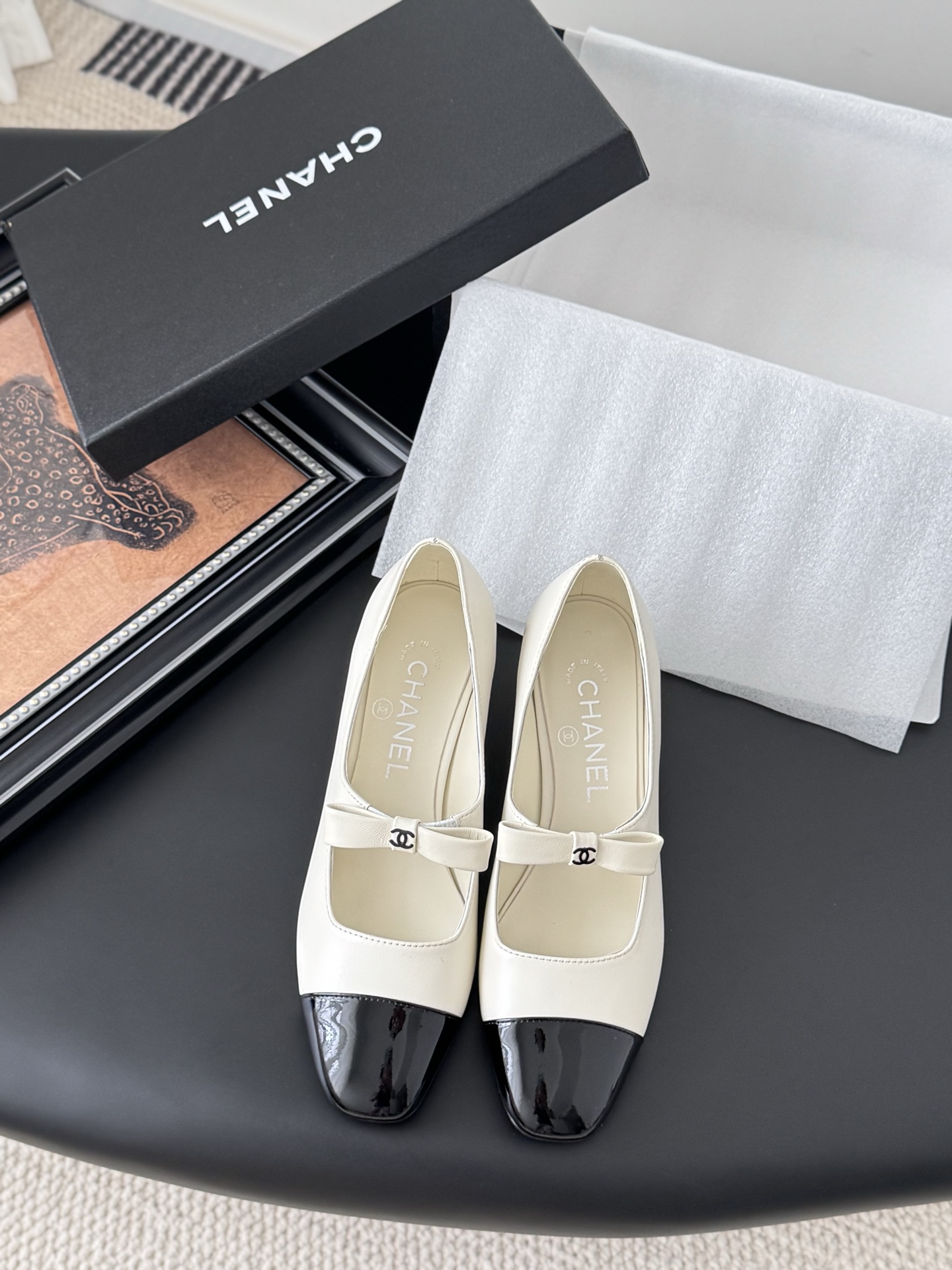 NO:484615,Chanel 25B Mary Jane single shoes are simple yet sweet and playful!  Three-dimensional electric embroidery logo, solid color fabric is refreshing and easy to match, and it is more heeled with buttons. Inner sheepskin, leather big soles, high heels 6CM Size: 35-40, Mary Jane, chanel, mary jane, sheepskin, Leather soles19860909Chanel 25B玛丽珍单鞋 简约又不失甜美俏皮！ 立体电绣logo,纯色面料清爽易搭,搭配扣子更加跟脚.内里羊皮 真皮大底 高跟6CM Size:35-40,玛丽珍,chanel,mary jane,sheepskin,Leather soles,Women's Shoes