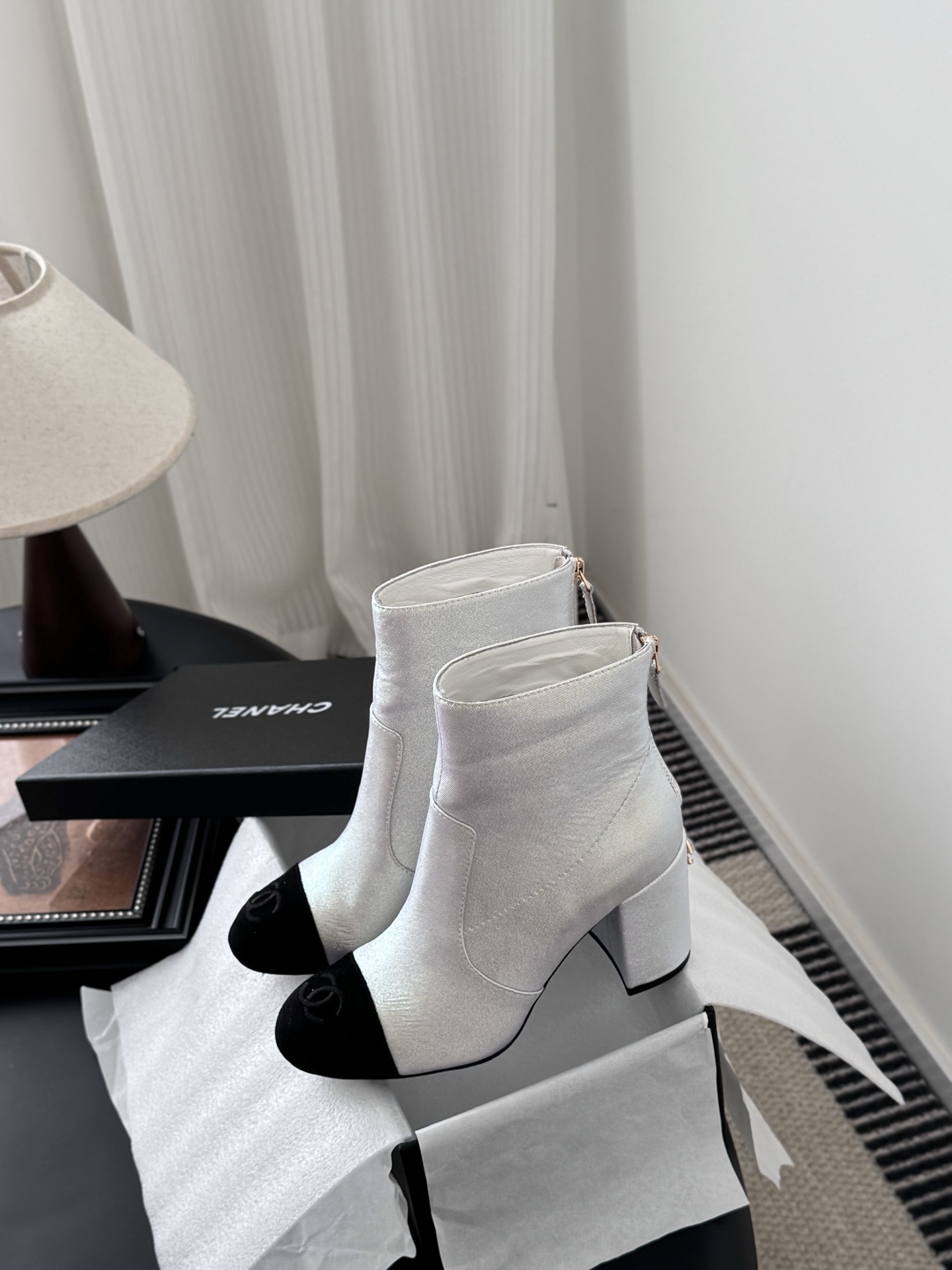 Bottines Chanel Classiques en Cuir Métallisé Argenté et Noir, Confort et Style