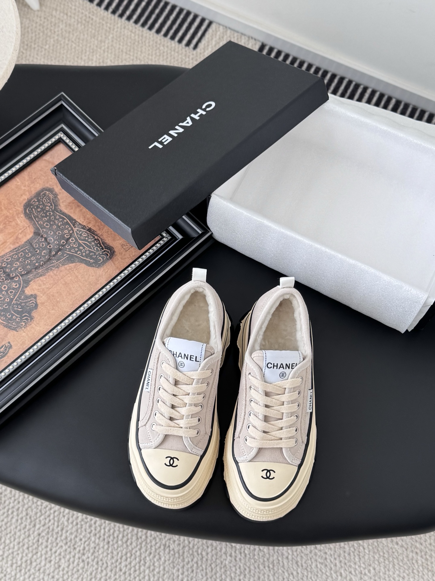 NO:484647,Chanel wool thick-soled casual shoes, basic single shoe style, long and delicate, small round toe, double C school bag embellished at the top, simple but not simple and elegant!  Versatile temperament, upper leather, inner wool, original outsole 7cm Size35-39, other sizes customized, casual shoes/sports shoes, chanel, sneakers19860909Chanel松糕羊毛厚底休闲鞋  基础单鞋样式鞋型修长秀气 小巧圆形圆头 顶端双C书包点缀 简约而不简单且不失优雅！百搭气质 鞋面皮 内里羊毛 原版大底 7cm Size35-39 其他码数定做,休闲鞋/运动鞋,chanel,sneakers,Women's Shoes