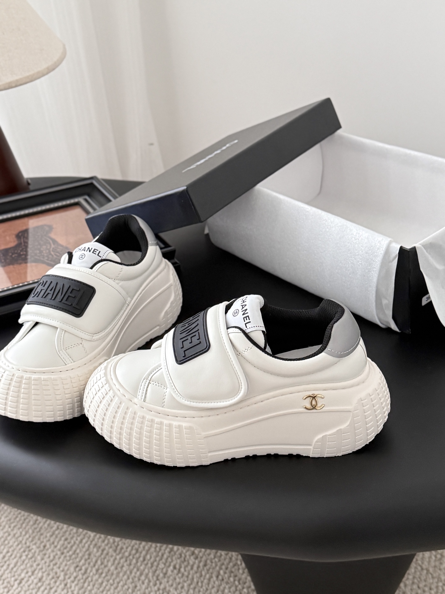 Chanel Baskets décontractées Argent Grand Angle pour Femmes - Confort et Style