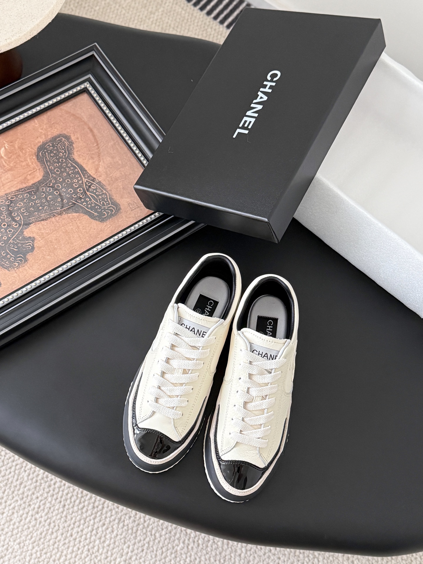 NO:484637,Chanel 25C new sports and casual shoes, versatile white shoes, style matching will not go wrong, contrasting colors are full of vitality, side imprint logo, foot very delicate, original custom upper material, original outsole Size: 35-40, casual shoes/sports shoes, chanel, sneakers19860909Chanel 25C新款运动休闲鞋 百搭小白鞋 款式搭配不会出错 撞色搭配活力满满啊 侧面压印logo 上脚很秀气 鞋面原版定制材料 原版大底 Size:35-40,休闲鞋/运动鞋,chanel,sneakers,Women's Shoes