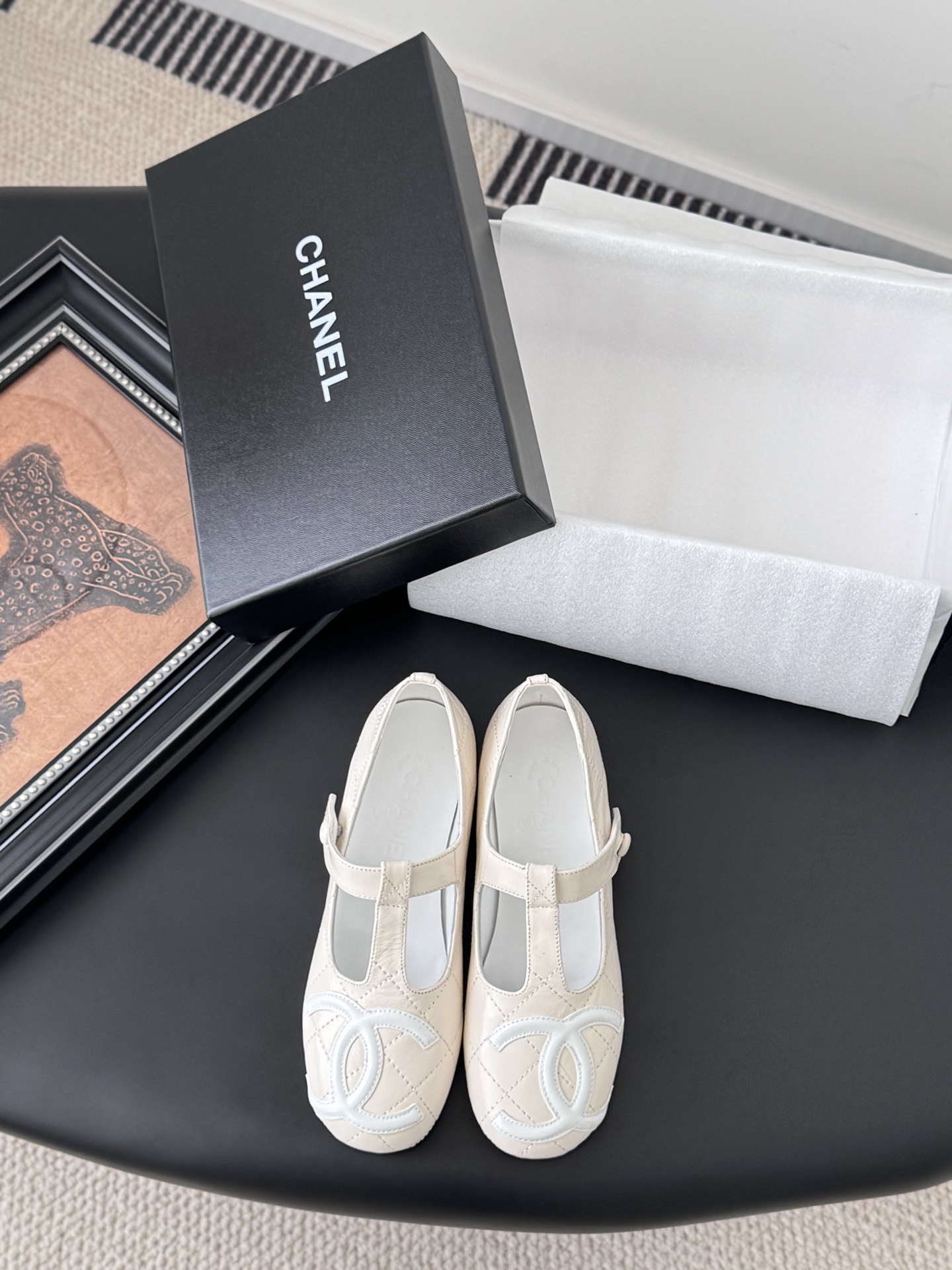 NO:486976,Chanel Vintage mid-autumn Kangpeng series single shoes, simple but not simple style, with special foot thin on the upper. Cowhide upper, sheepskin with inner foot, original outsole. Size: 35-39 Customized for other sizes, single shoes, chanel, cowhide, sheepskin19860909Chanel Vintage中古康鹏系列单鞋 简约而不简单的款,上脚特别显脚细. 鞋面牛皮,内里垫脚羊皮,原版大底. Size:35-39 其它码数定做,单鞋,chanel,cowhide,sheepskin,Women's Shoes