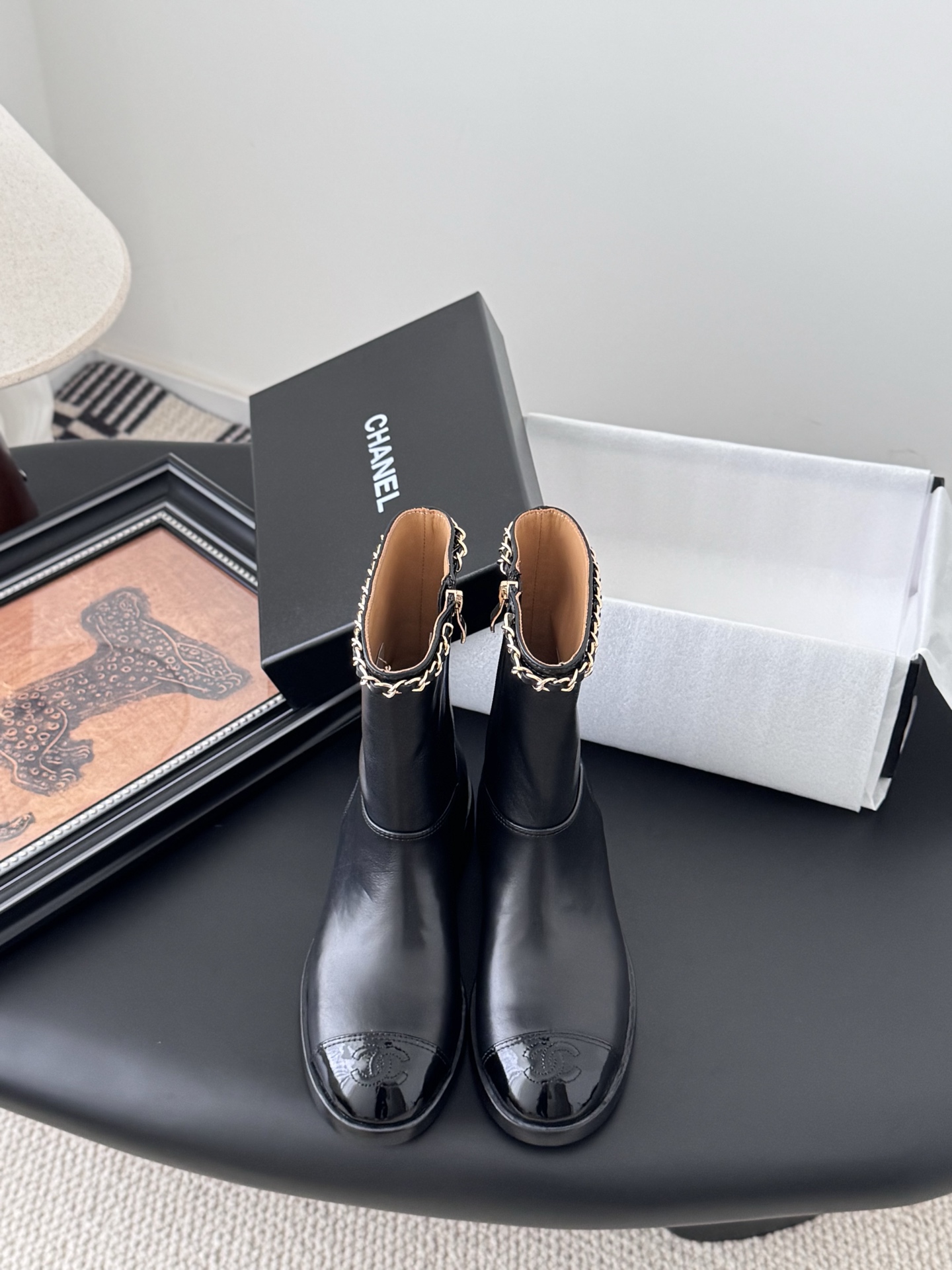 NO:594458,Chanel 25K new chain knight boots are timeless classics, an evergreen series item in the shoe cabinet. Generally, you can buy more boots of this type~ It has the temperament of a lady and has a casual retro style. The small round toe splicing design has a very well controlled arc. It is not a rigid and sharp shoe shape. It should be soft, harmonious, durable and high-quality. The upper is customized with original lambskin, which is very soft, comfortable and not tight. The lining is imported sheepskin.  Ultra-fine foot feel and 100% comfort. Italian genuine leather outsole with high safety performance. Size35-39 (40/41 customized, non-refundable and non-exchangeable), boots, chanel, boots, sheepskin, Leather soles19860909Chanel 25K新款链条骑士靴 永恒的经典 鞋柜里常青的系列单品 一般碰到这个类型的靴子可以多入哦～ 具有名媛气质 又带着一丝不经意的小复古 小小圆头拼接设计 弧度把控的非常到位 不是呆板尖锐的鞋型 它要柔和谐 耐看有品 鞋面定制原版小羊皮 非常柔软舒适不紧绷 内里进口羊皮 超细腻脚感舒适度百分百 意大利真皮大底 安全性能高 Size35-39（40/41定制不退不换）,靴子,chanel,boots,sheepskin,Leather soles,Women's Shoes