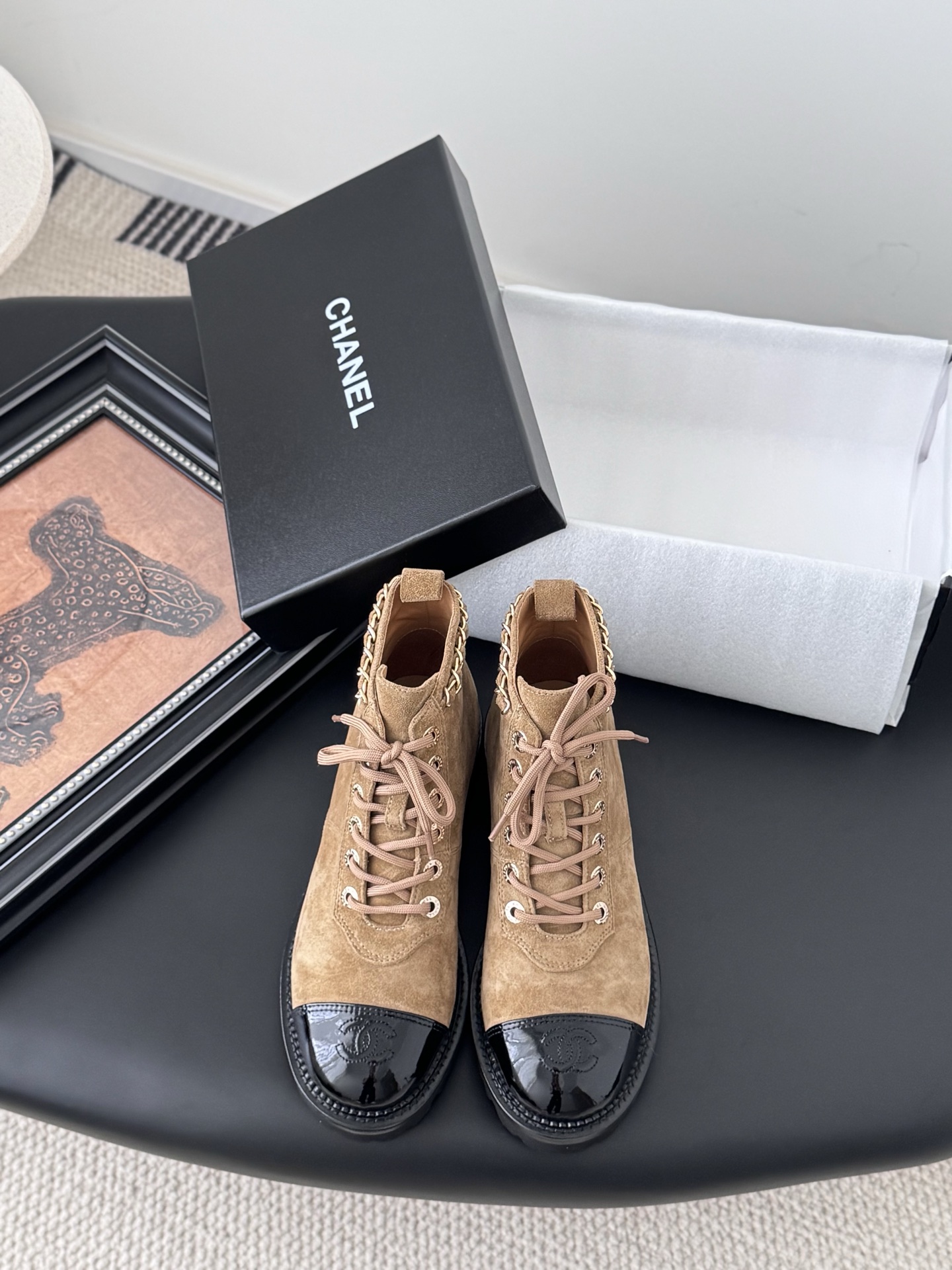 NO:486972,Chanel 25K new chain knight boots, eternal classic, evergreen series of items in the shoe cabinet, usually you can use this type of boots more~ It has a celebrity temperament and a little inadvertent retro, a small round toe splicing design, the curve is very well controlled, not a dull and sharp shoe shape, it must be soft and harmonious, durable and elegant, custom-made original lambskin on the upper, very soft and comfortable, not tight, imported lambskin inside, super delicate foot comfort 100% Italian leather sole, high safety performance Size35-39 (40/41 custom-made, no return or replacement), boots, chanel, boots, sheepskin, Leather soles19860909Chanel 25K新款链条骑士靴 永恒的经典 鞋柜里常青的系列单品 一般碰到这个类型的靴子可以多入哦～ 具有名媛气质 又带着一丝不经意的小复古 小小圆头拼接设计 弧度把控的非常到位 不是呆板尖锐的鞋型 它要柔和谐 耐看有品 鞋面定制原版小羊皮 非常柔软舒适不紧绷 内里进口羊皮 超细腻脚感舒适度百分百 意大利真皮大底 安全性能高 Size35-39（40/41定制不退不换）,靴子,chanel,boots,sheepskin,Leather soles,Women's Shoes