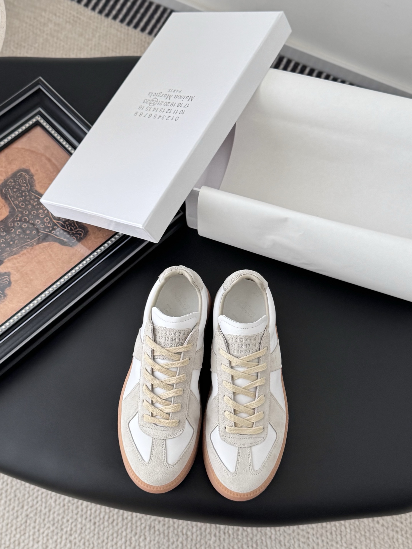 NO:489651,Maison Margiela MM6's best casual shoes this year. It is not as ordinary as other casual shoes visually, but it looks very thin and comfortable to wear. It is easy to match clothes and the shoes are not heavy. Size: 35-40, casual shoes/sports shoes,masion margiela,sneakers19860909MaisonMargiela MM6今年最好看的休闲鞋 视觉上没有其他休闲鞋那么普通 但又非常显腿细上脚非常舒服 好搭配衣服而且鞋子也不重 Size:35-40,休闲鞋/运动鞋,masion margiela,sneakers,Women's Shoes