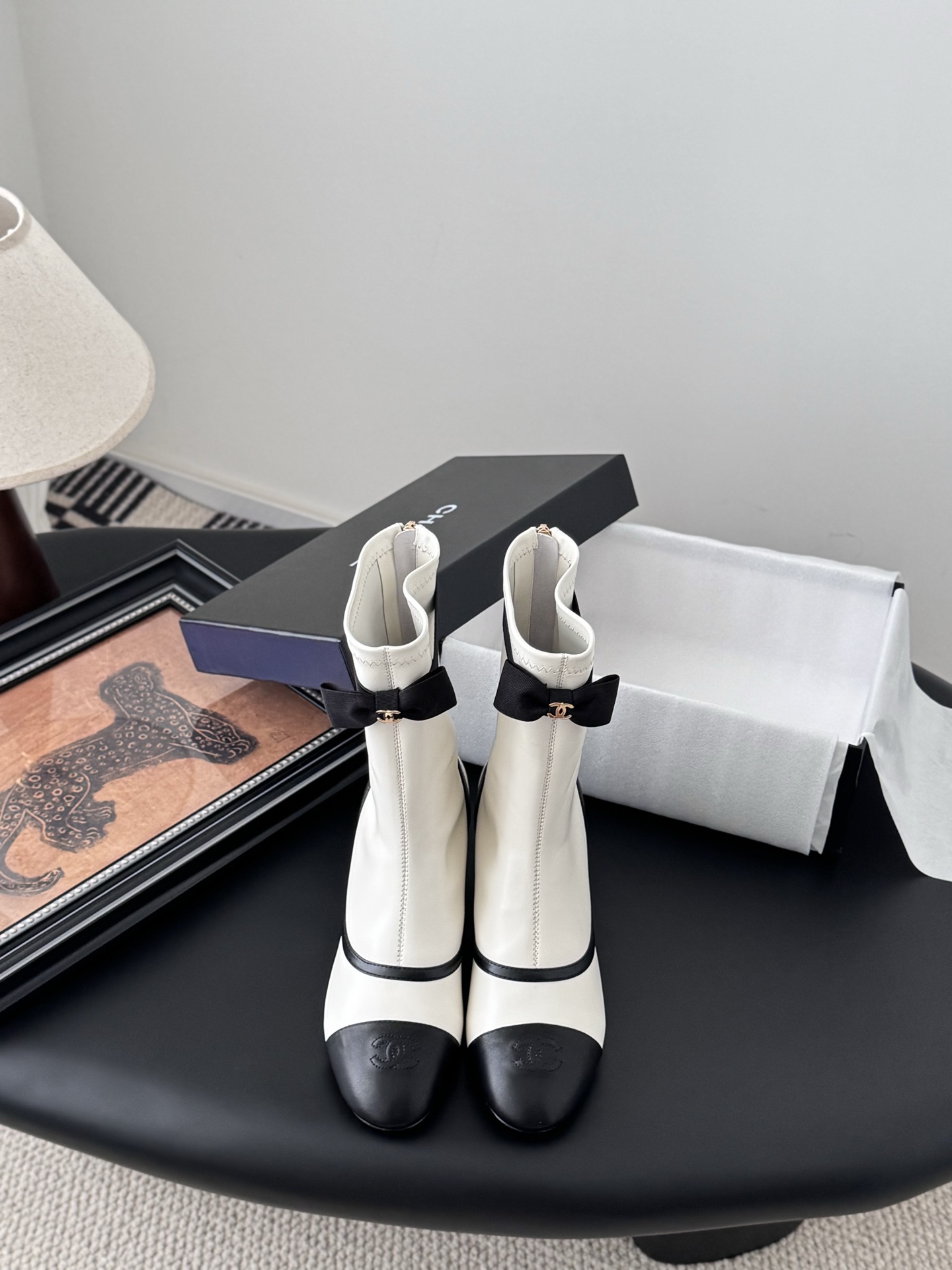 NO:489635,Chanel 25K new bow boots, retro lines, color matching design is all online!  The foot feels very comfortable when you walk around for a day, and you can play with sports style/mixed style. After buying, you want to wear it every day and go out for a walk. The upper elastic leather inner sheepskin leather sole Size: 35-39 Customized for other sizes, boots, chanel, boots, sheepskin, Leather soles19860909Chanel 25K新款蝴蝶结短靴 复古线条 配色设计全在线！暴走一天脚感超舒适,运动风/混搭风随便玩,买完想天天穿它出门溜达烫. 鞋面弹力皮 内里羊皮 真皮大底 Size:35-39 其他码数定做,靴子,chanel,boots,sheepskin,Leather soles,Women's Shoes